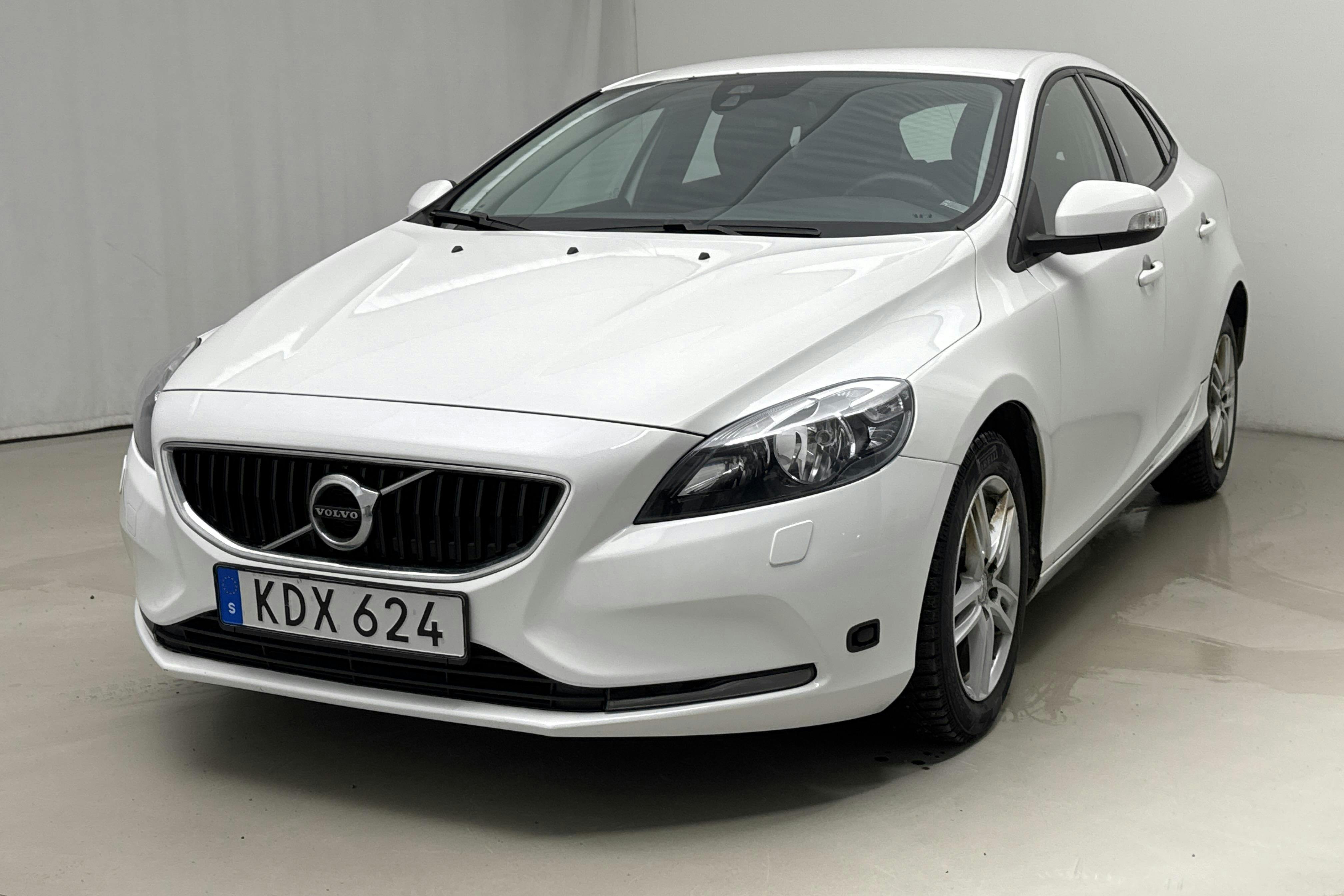 Præsentationsfoto 1 af 13: Volvo V40 D2 (120hk) - 92 210 kilometer - Manuel - Hvid - 2017