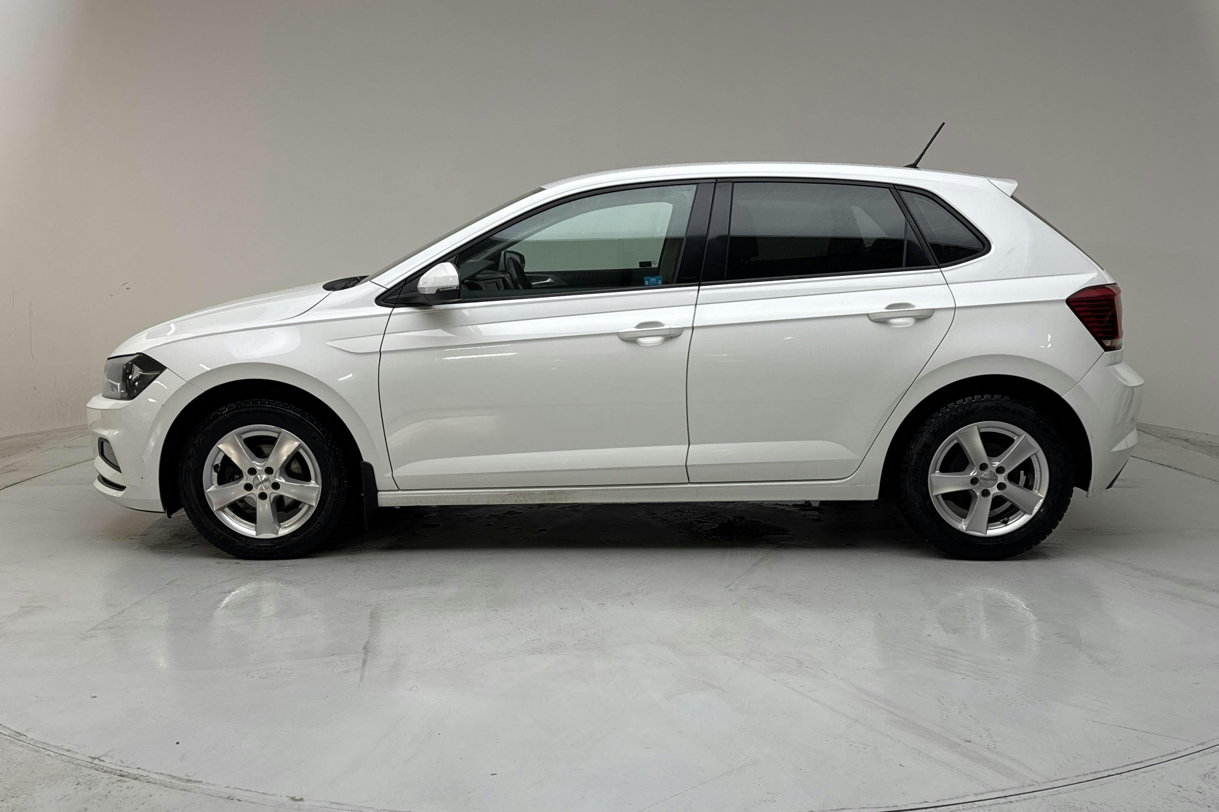 Esitlusfoto 2 aadressil 13: VW Polo 1.0 TSI 5dr (95hk) - 212 650 km - Automaatne - valge - 2020