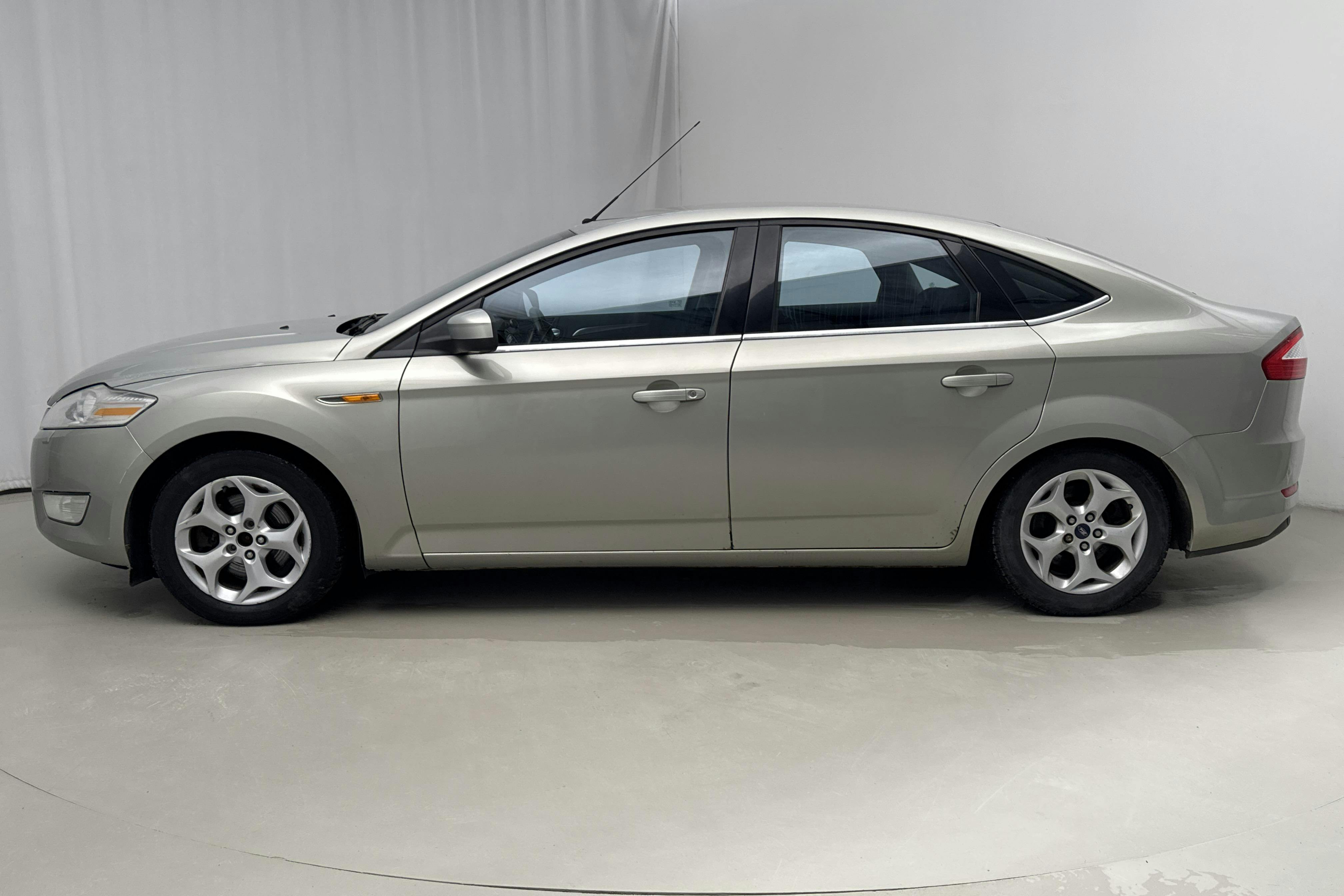 Presentation photo 2 of 12: Ford Mondeo 2.0 TDCi 5dr (140hk) - 284 250 km - Automatic - gray - 2009