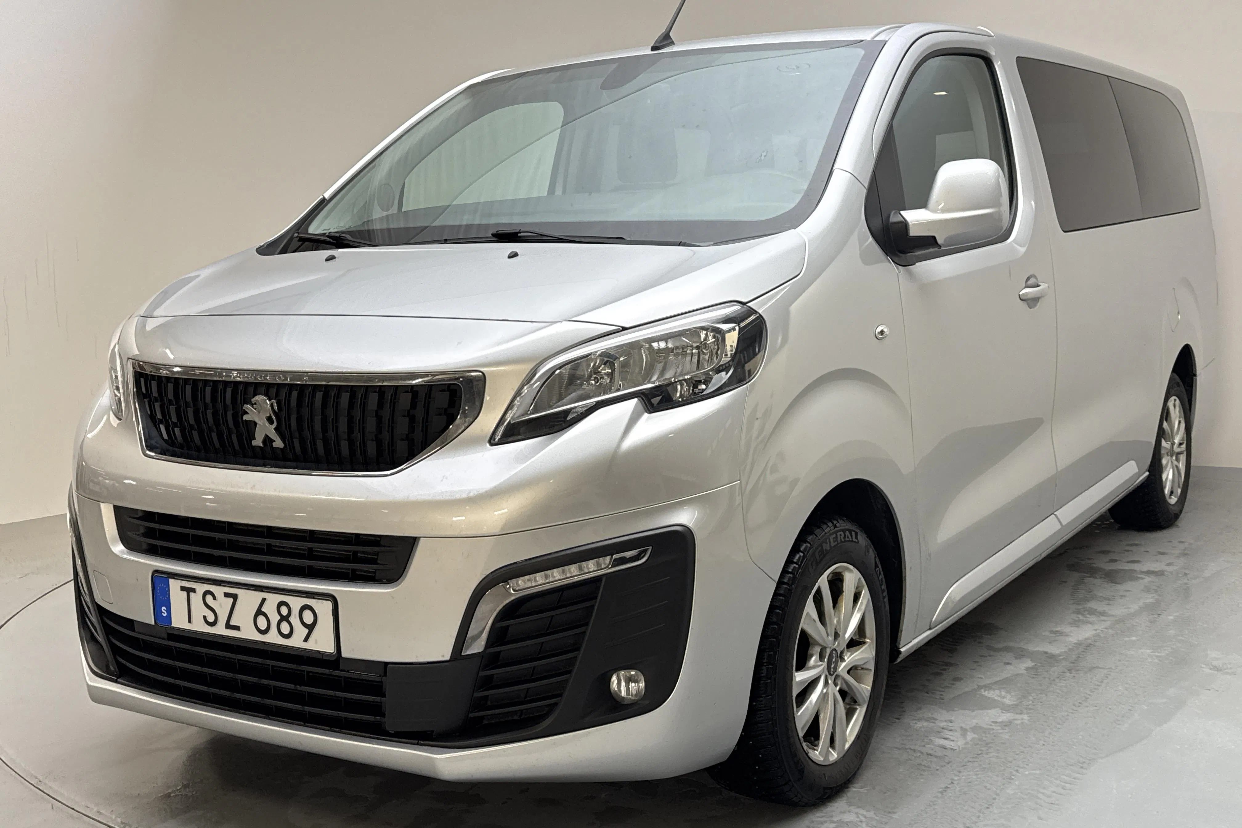 Peugeot Traveller BlueHDi (150hk)