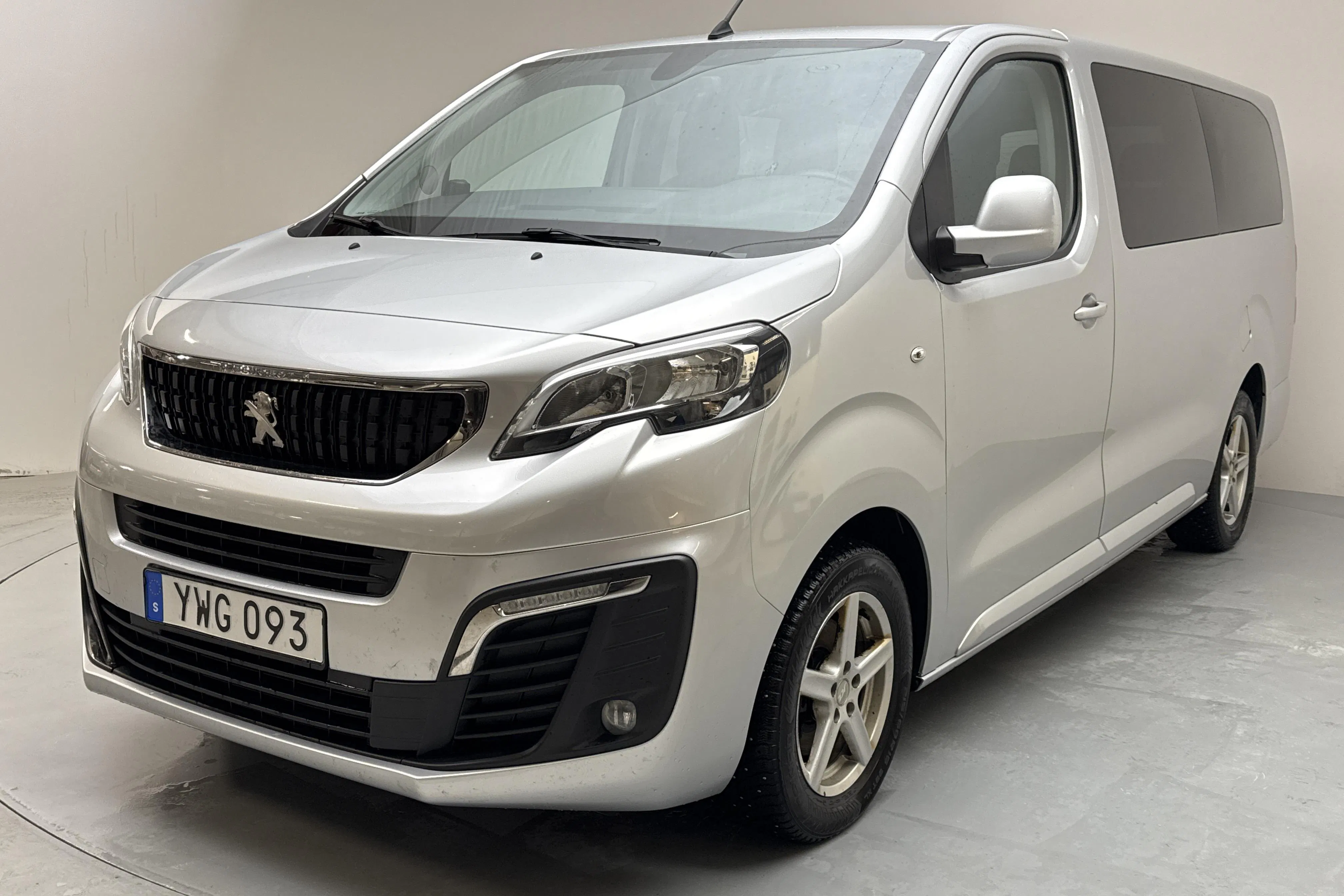Presentationsfoto 1 av 14: Peugeot Traveller BlueHDi (150hk) - 8 748 mil - Manuell - grå - 2017