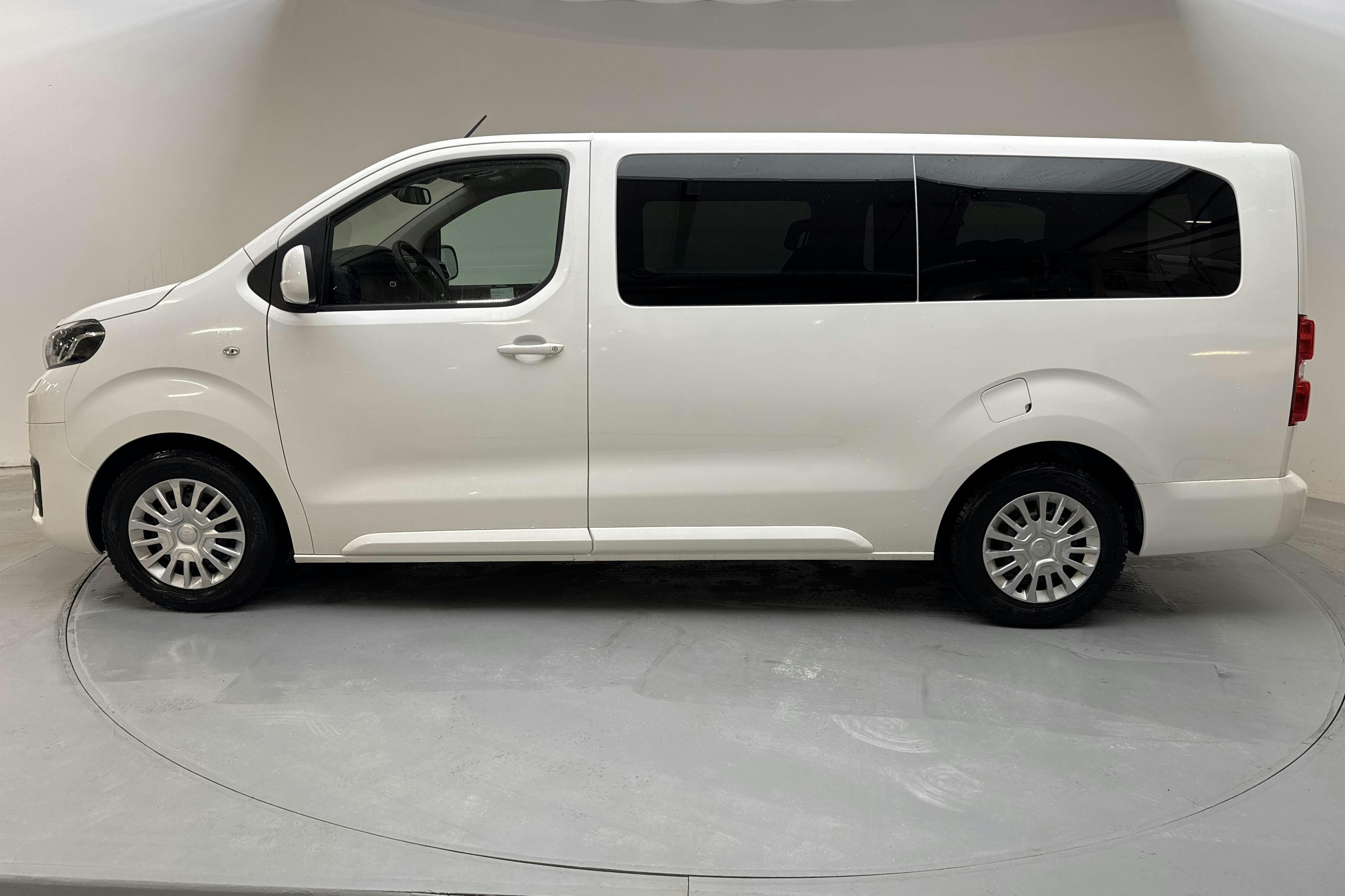 Presentationsfoto 2 av 14: Toyota PROACE Verso 1.5D (120hk) - 7 415 mil - Automat - vit - 2020