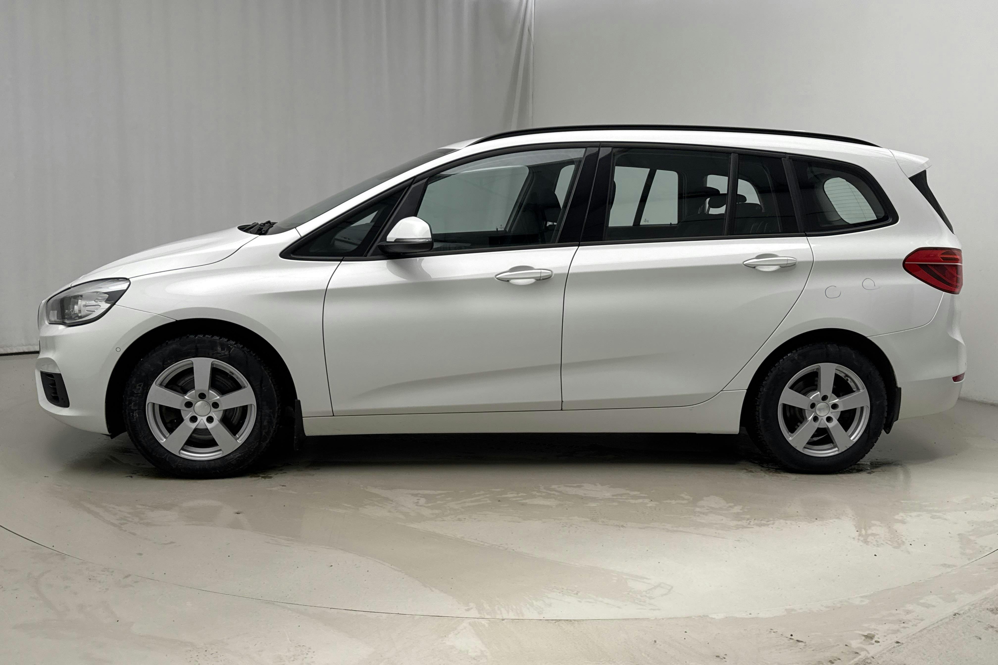 Presentationsfoto 2 av 15: BMW 218i Gran Tourer, F46 (136hk) - 14 152 mil - Manuell - vit - 2016