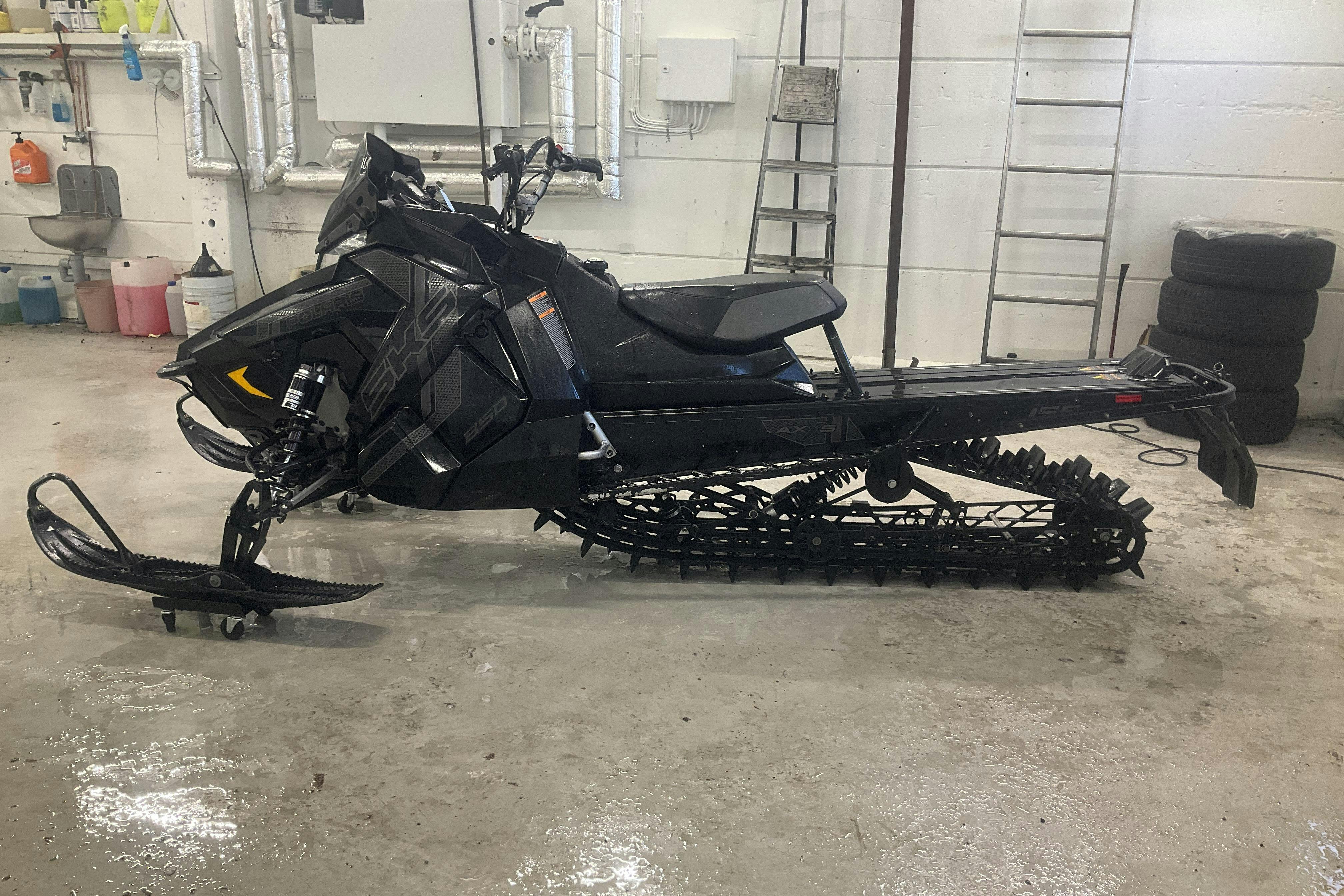 Presentationsfoto 2 av 12: POLARIS SKS 850 155" Snöskoter - 0 mil - Automat - svart - 2021