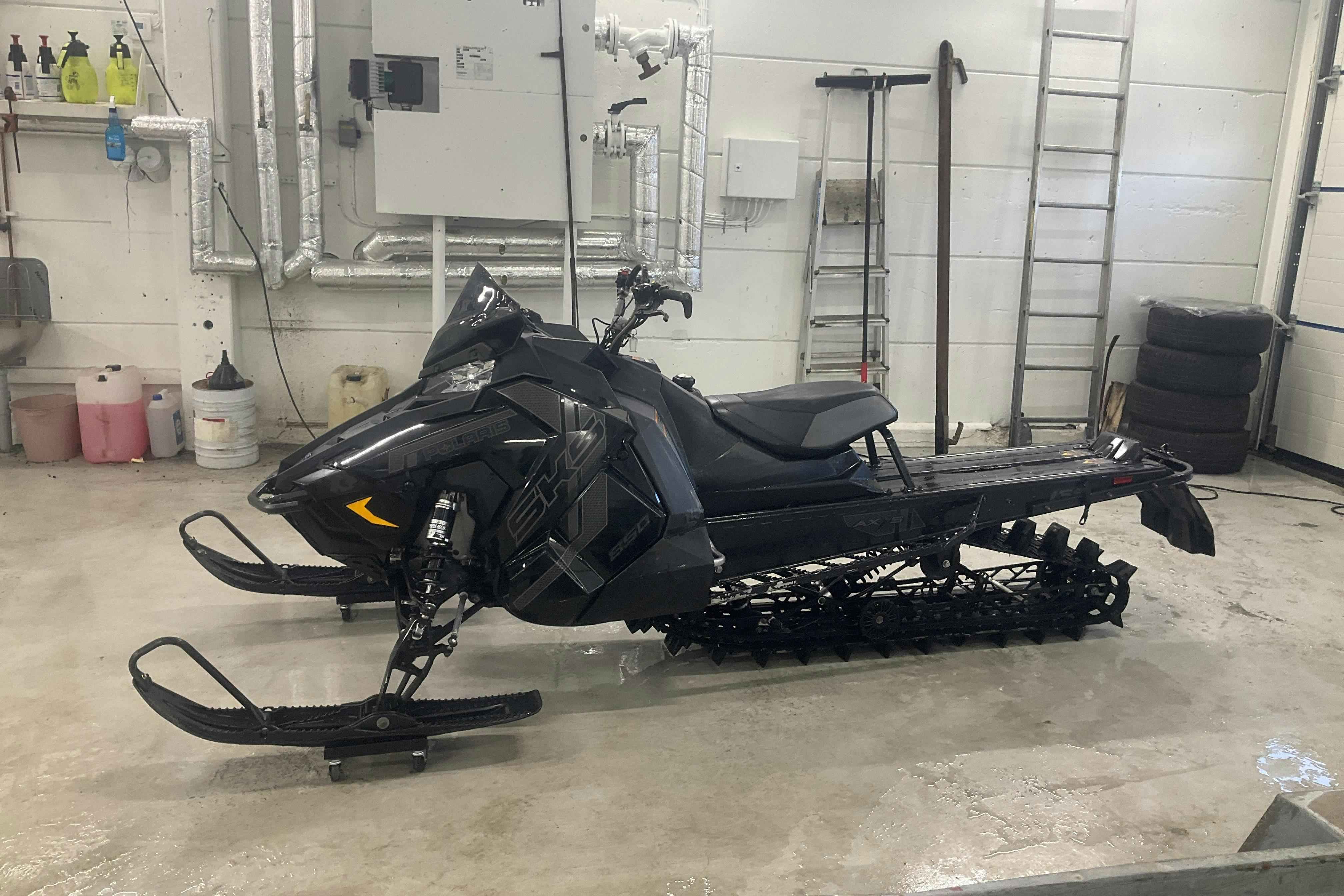 Presentationsfoto 2 av 15: POLARIS SKS 850 155" Snöskoter - 209 mil - Automat - svart - 2021