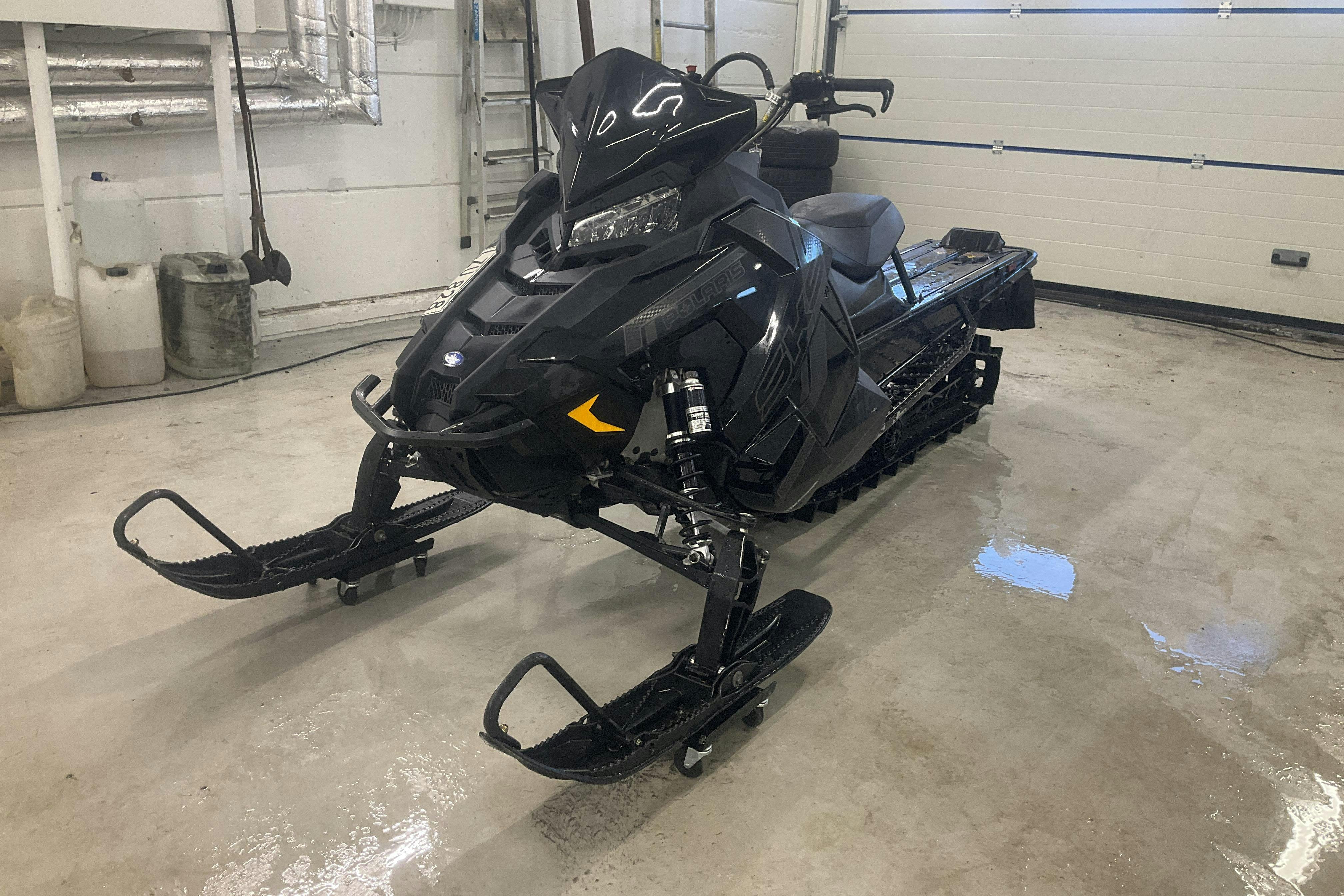 Presentationsfoto 1 av 15: POLARIS SKS 850 155" Snöskoter - 209 mil - Automat - svart - 2021