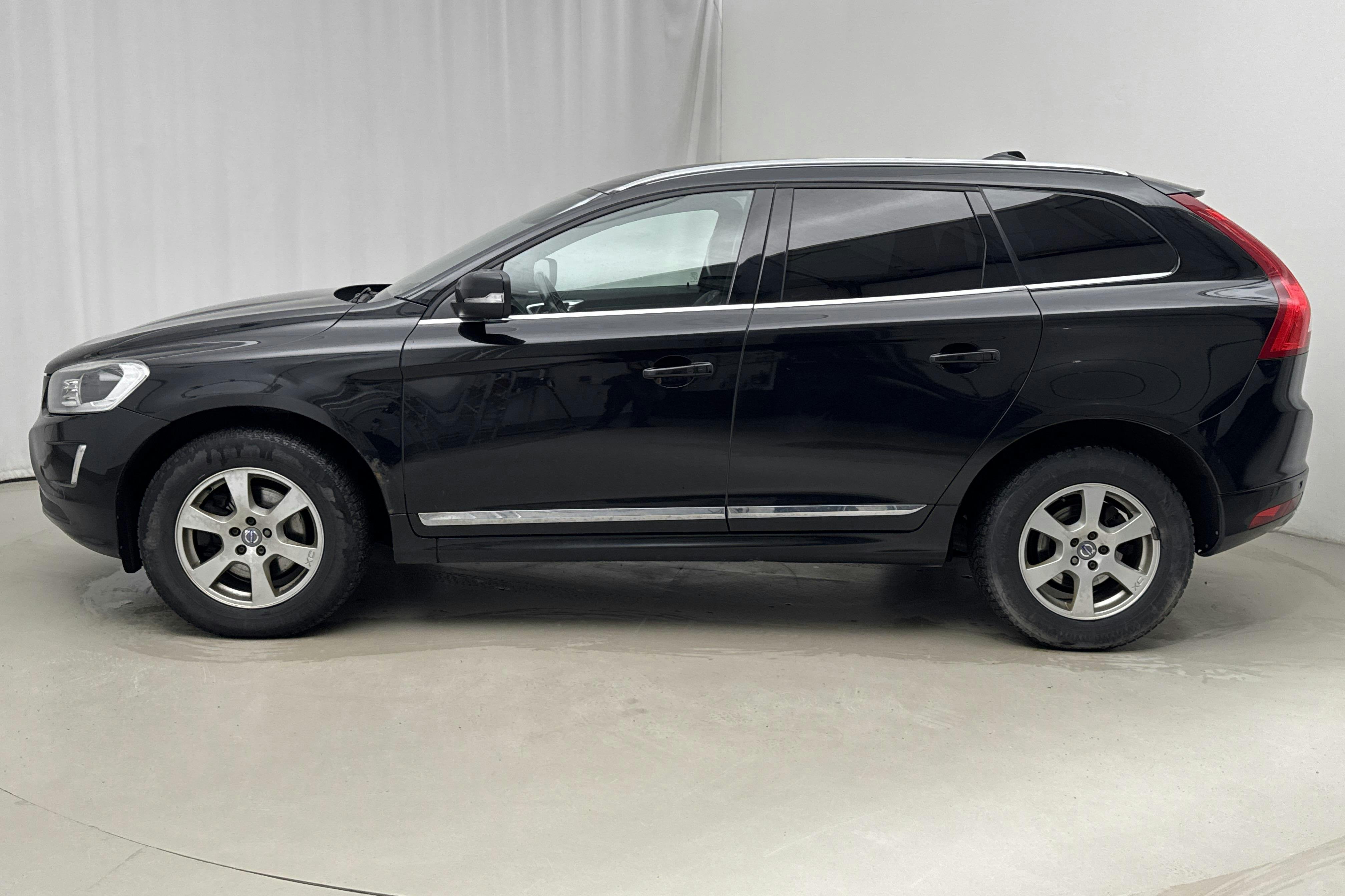 Præsentationsfoto 2 af 17: Volvo XC60 D4 AWD (190hk) - 254 660 kilometer - Salgsautomat - Sort - 2016