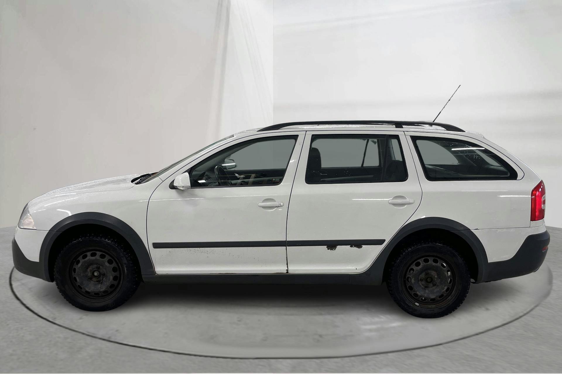 Presentation photo 2 of 14: Skoda Octavia Scout 2.0 TDI (140hk) - 182 200 km - Manual - white - 2008