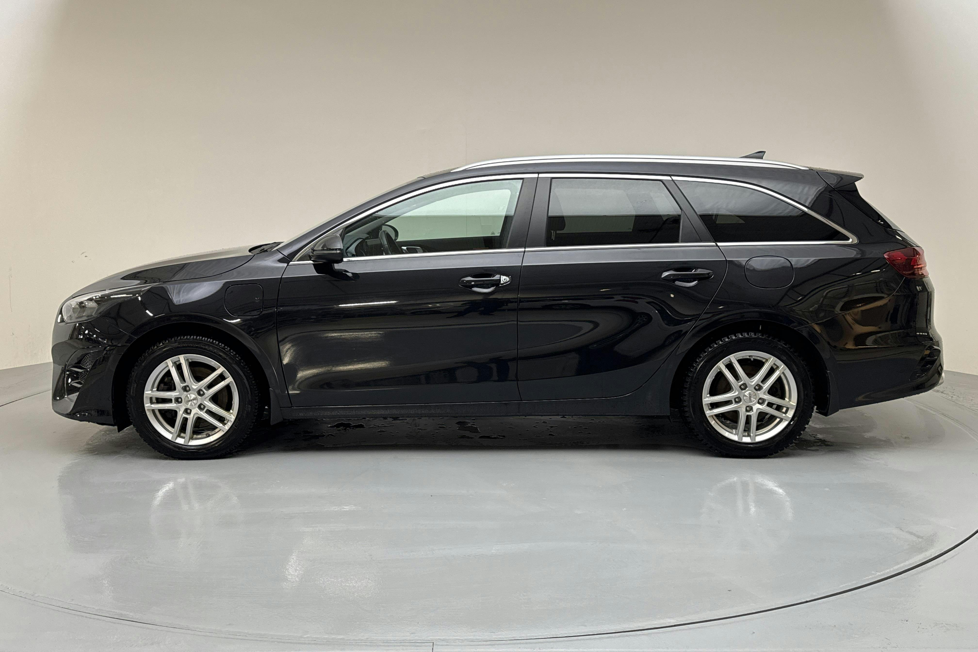 Presentation photo 2 of 17: KIA Ceed 1.6 Plug-in Hybrid SW (141hk) - 60 790 km - Automatic - black - 2024