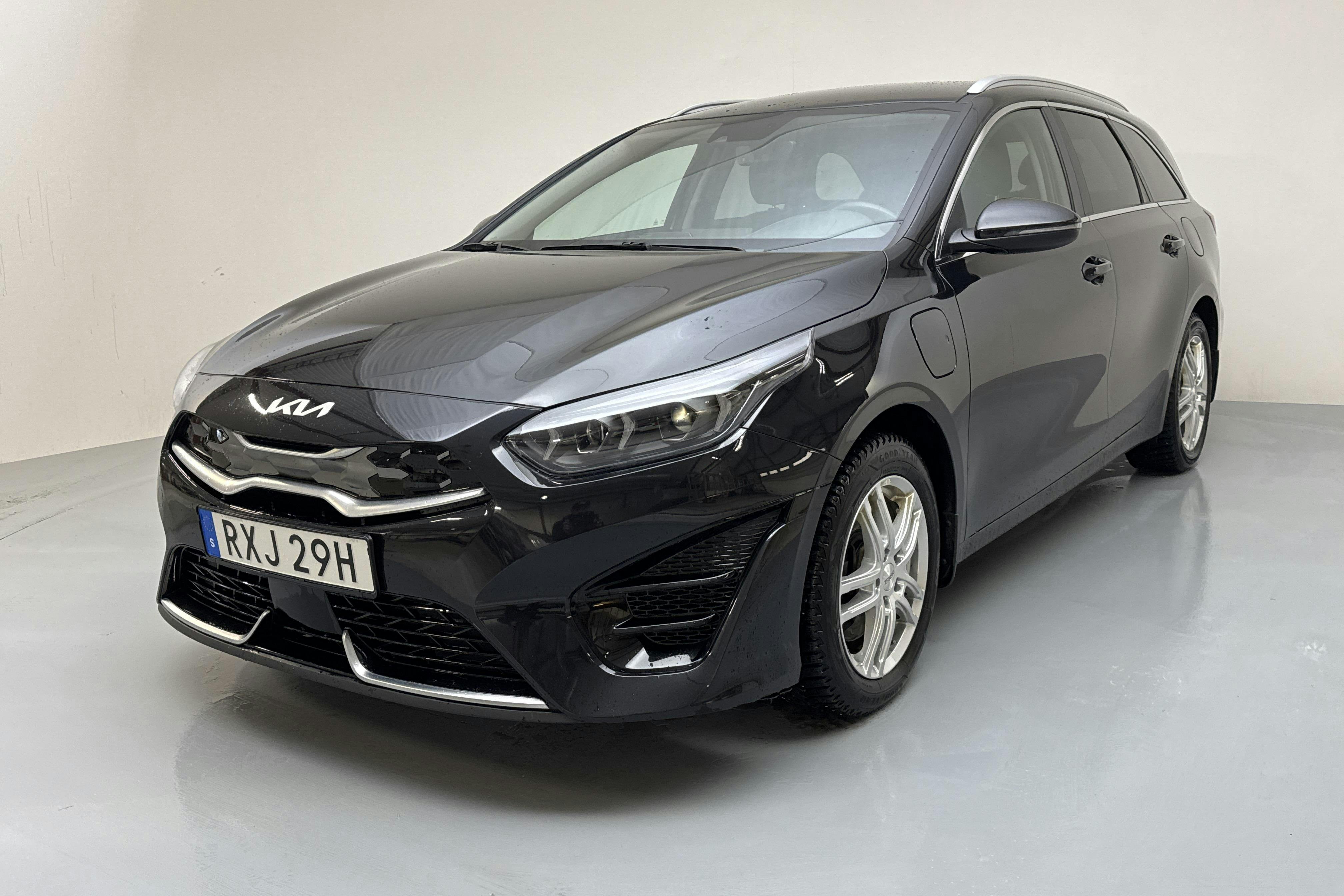 Presentation photo 1 of 17: KIA Ceed 1.6 Plug-in Hybrid SW (141hk) - 60 790 km - Automatic - black - 2024