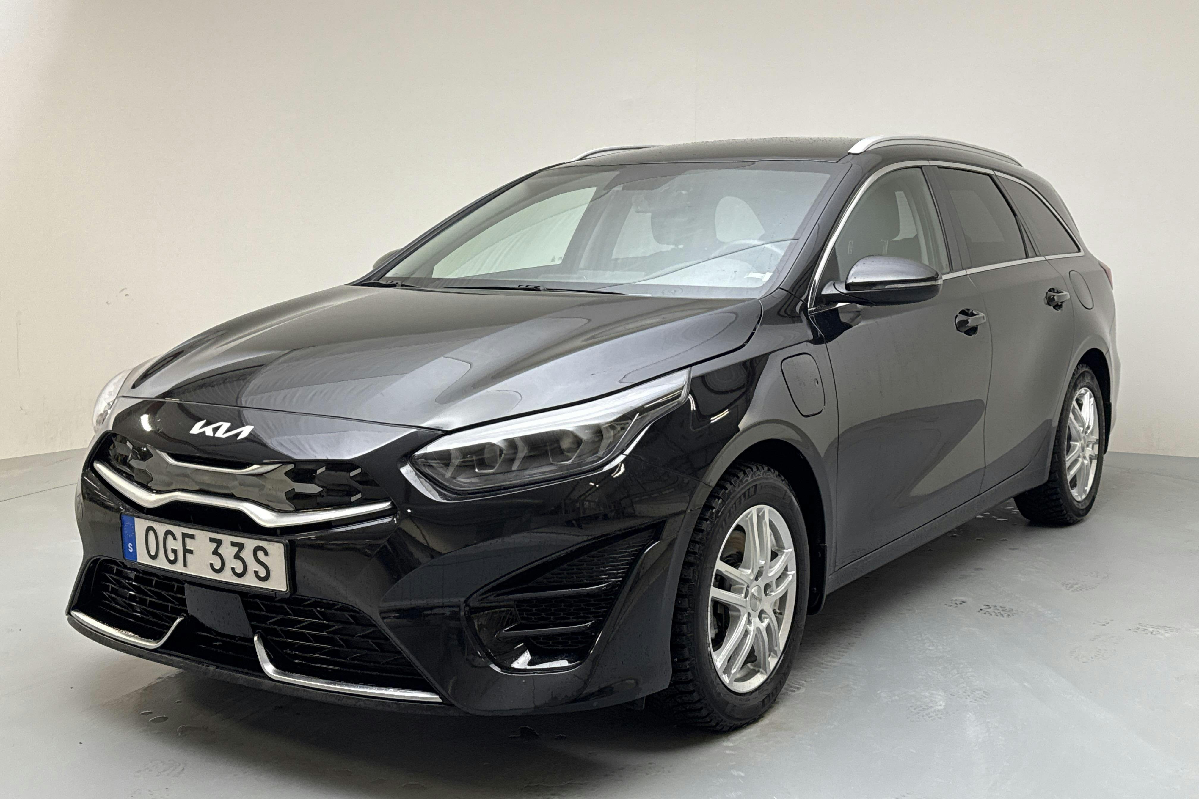 Presentationsfoto 1 av 15: KIA Ceed 1.6 Plug-in Hybrid SW (141hk) - 3 945 mil - Automat - svart - 2023