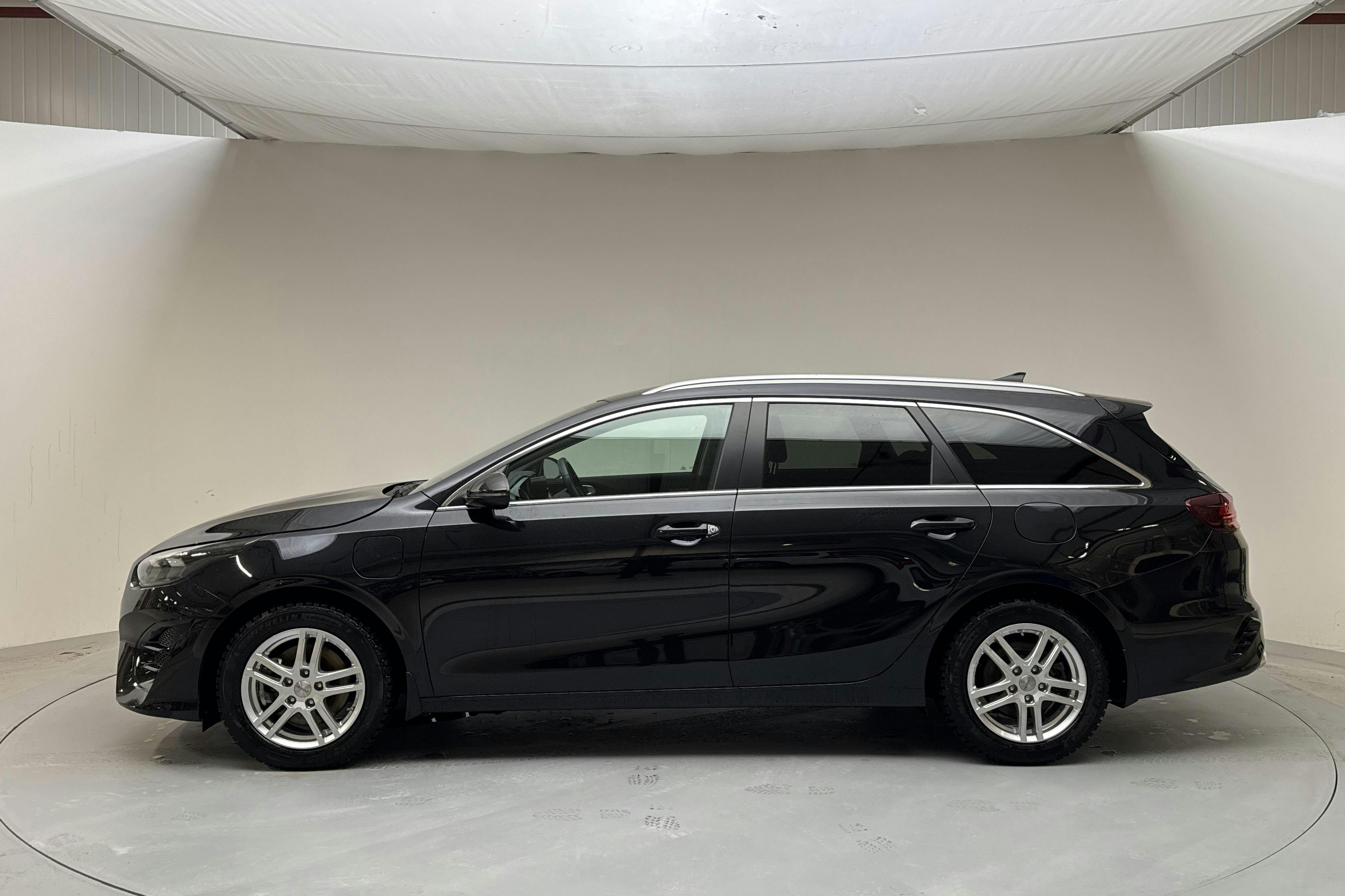 Presentationsfoto 2 av 15: KIA Ceed 1.6 Plug-in Hybrid SW (141hk) - 3 945 mil - Automat - svart - 2023