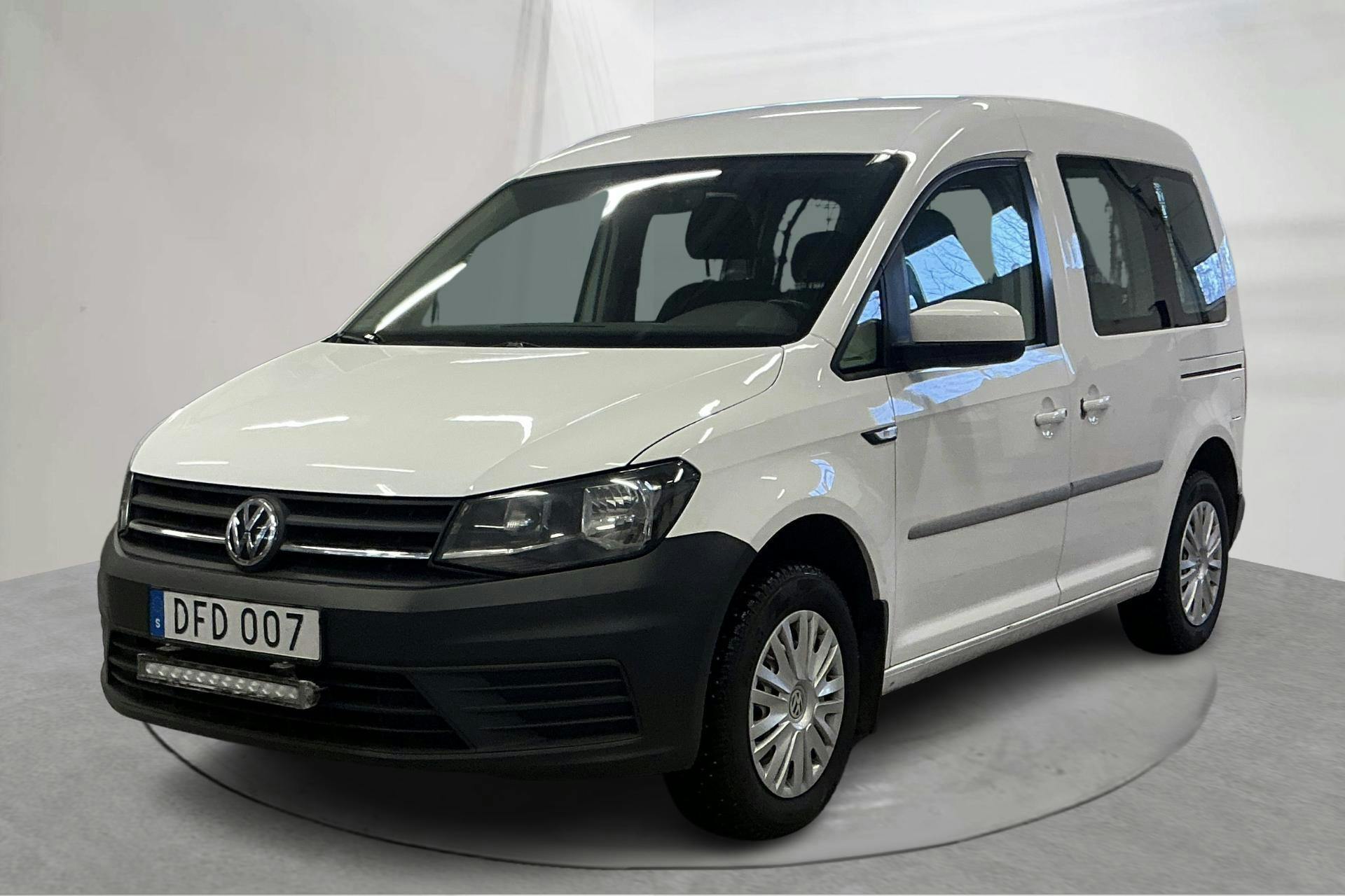 Presentationsfoto 1 av 17: VW Caddy Life 2.0 TDI (102hk) - 26 599 mil - Manuell - vit - 2018