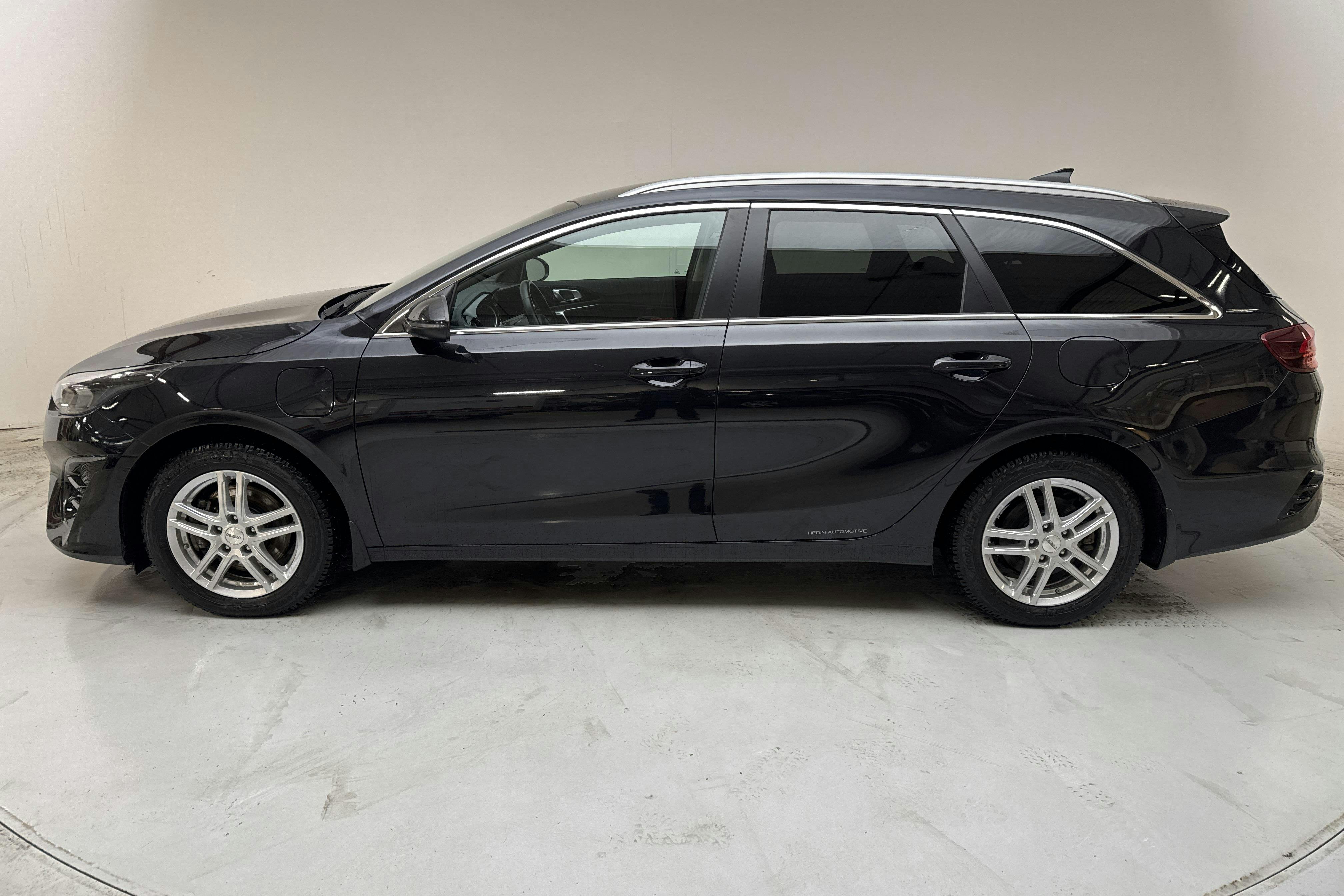 Presentationsfoto 2 av 16: KIA Ceed 1.6 Plug-in Hybrid SW (141hk) - 3 987 mil - Automat - svart - 2024