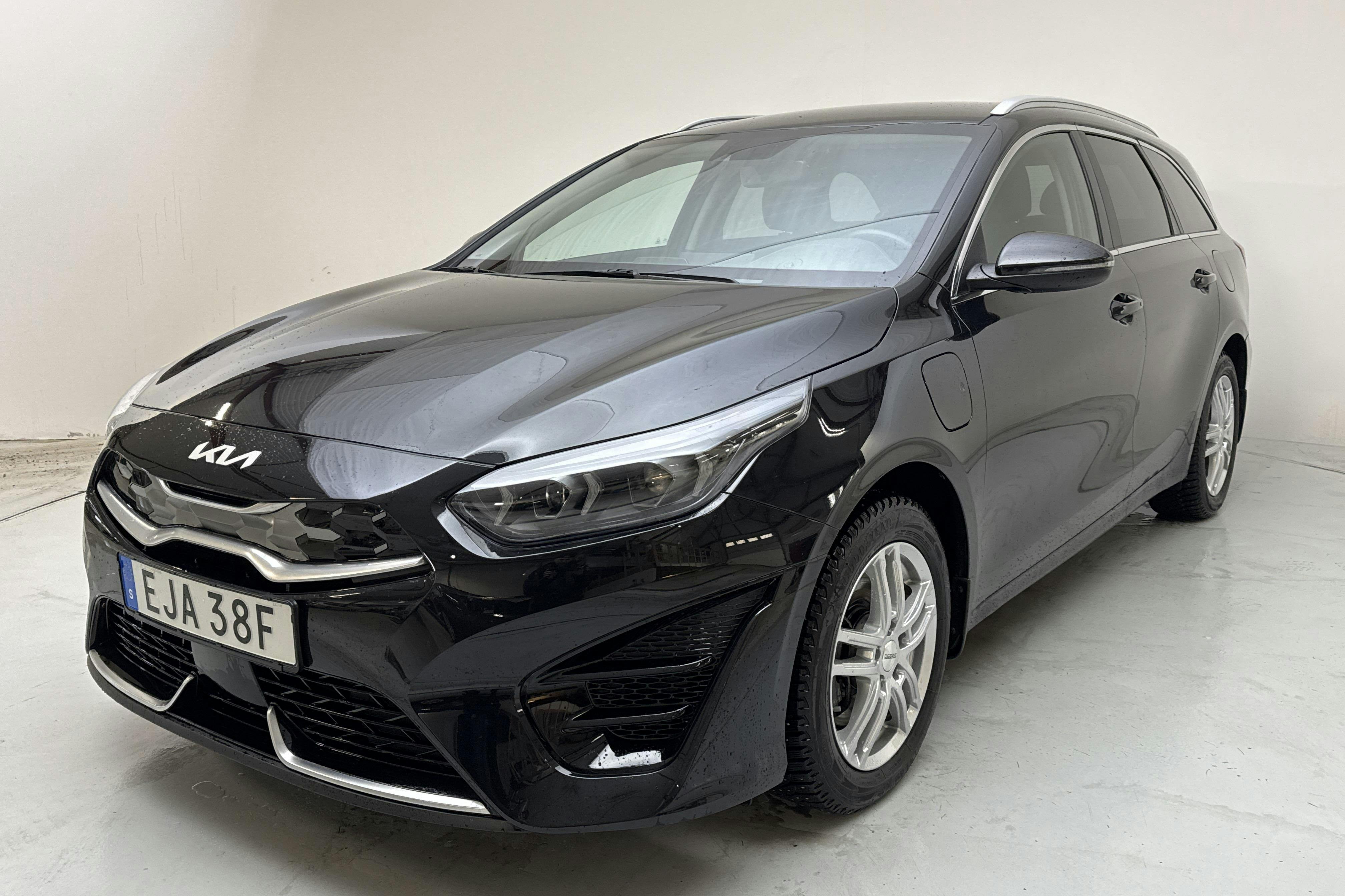 Presentationsfoto 1 av 16: KIA Ceed 1.6 Plug-in Hybrid SW (141hk) - 3 987 mil - Automat - svart - 2024