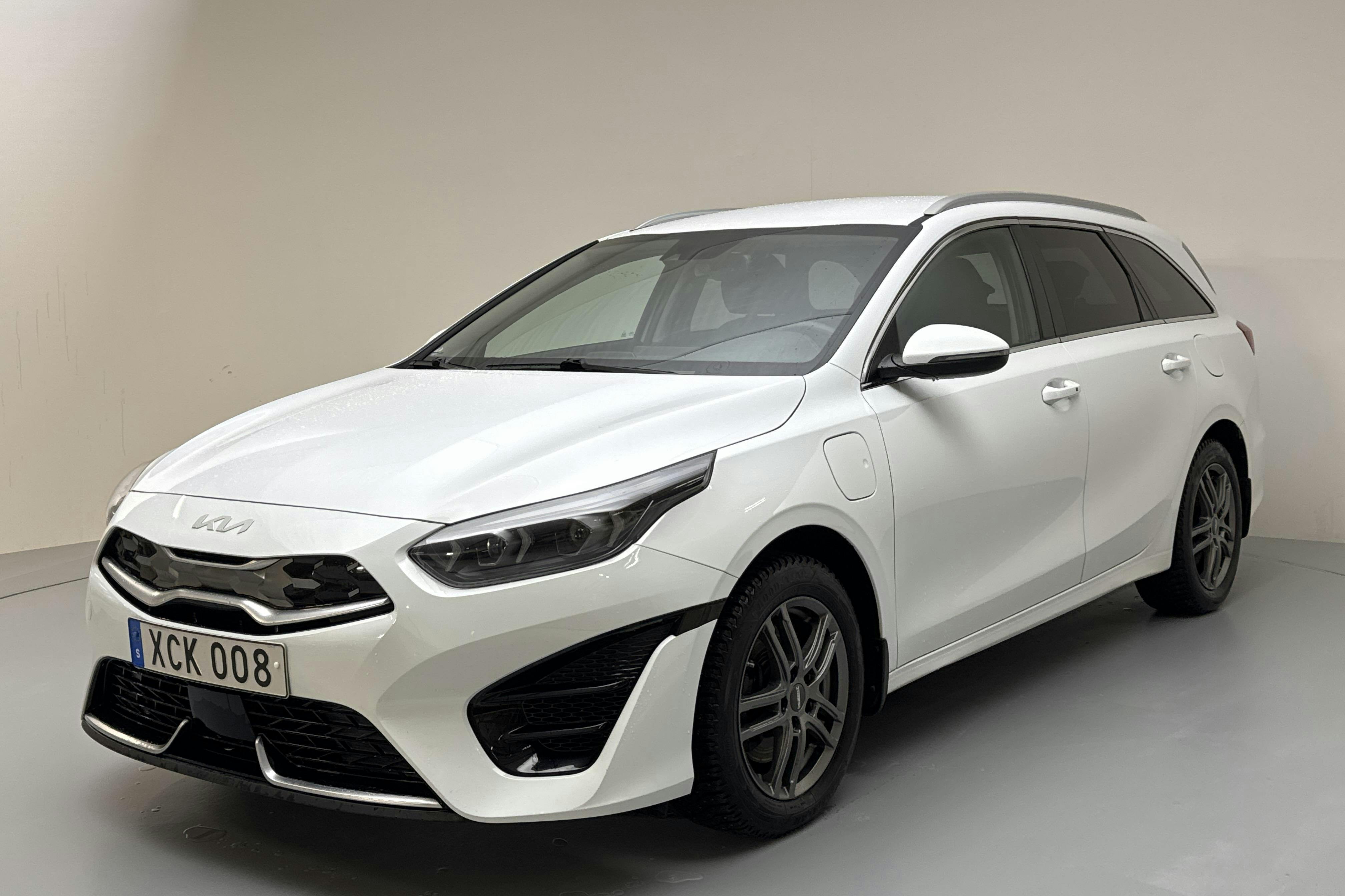 Presentation photo 1 of 15: KIA Ceed 1.6 Plug-in Hybrid SW (141hk) - 101 230 km - Automatic - white - 2022