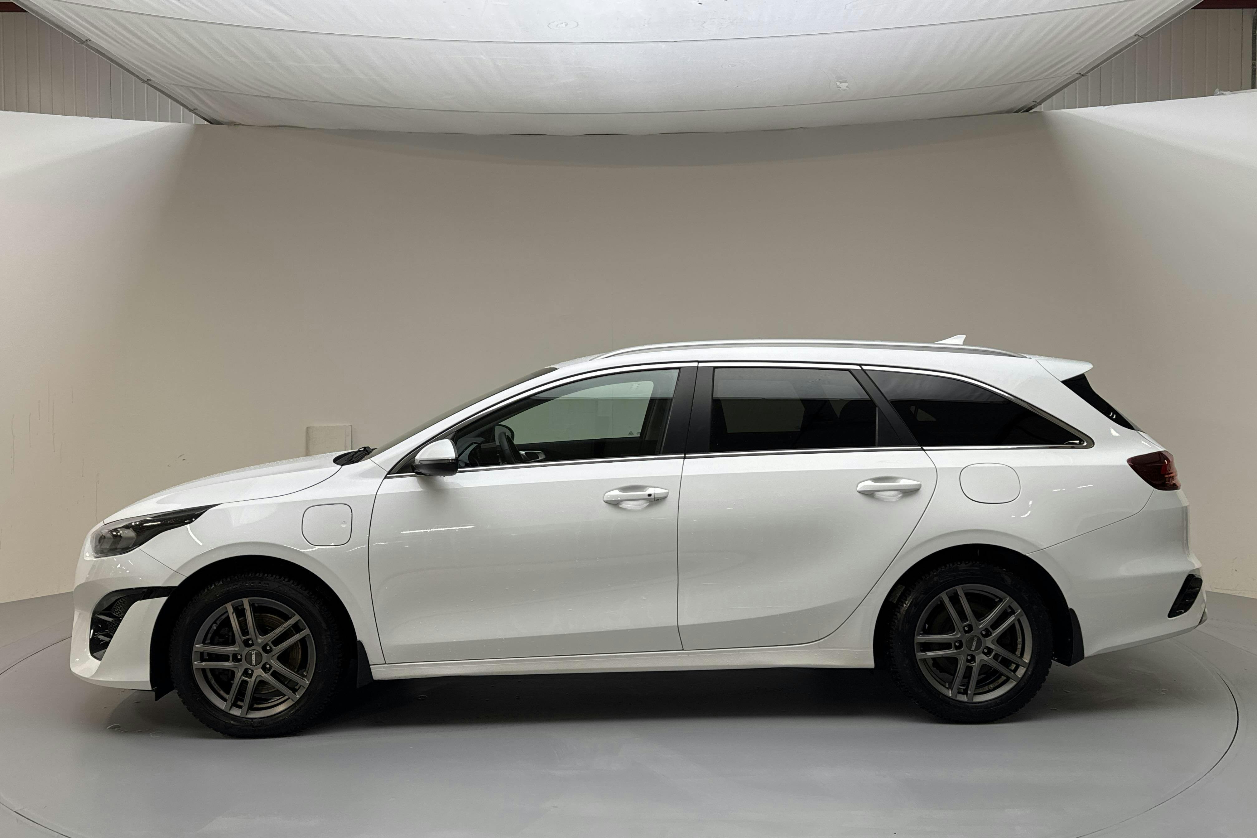 Presentation photo 2 of 15: KIA Ceed 1.6 Plug-in Hybrid SW (141hk) - 101 230 km - Automatic - white - 2022