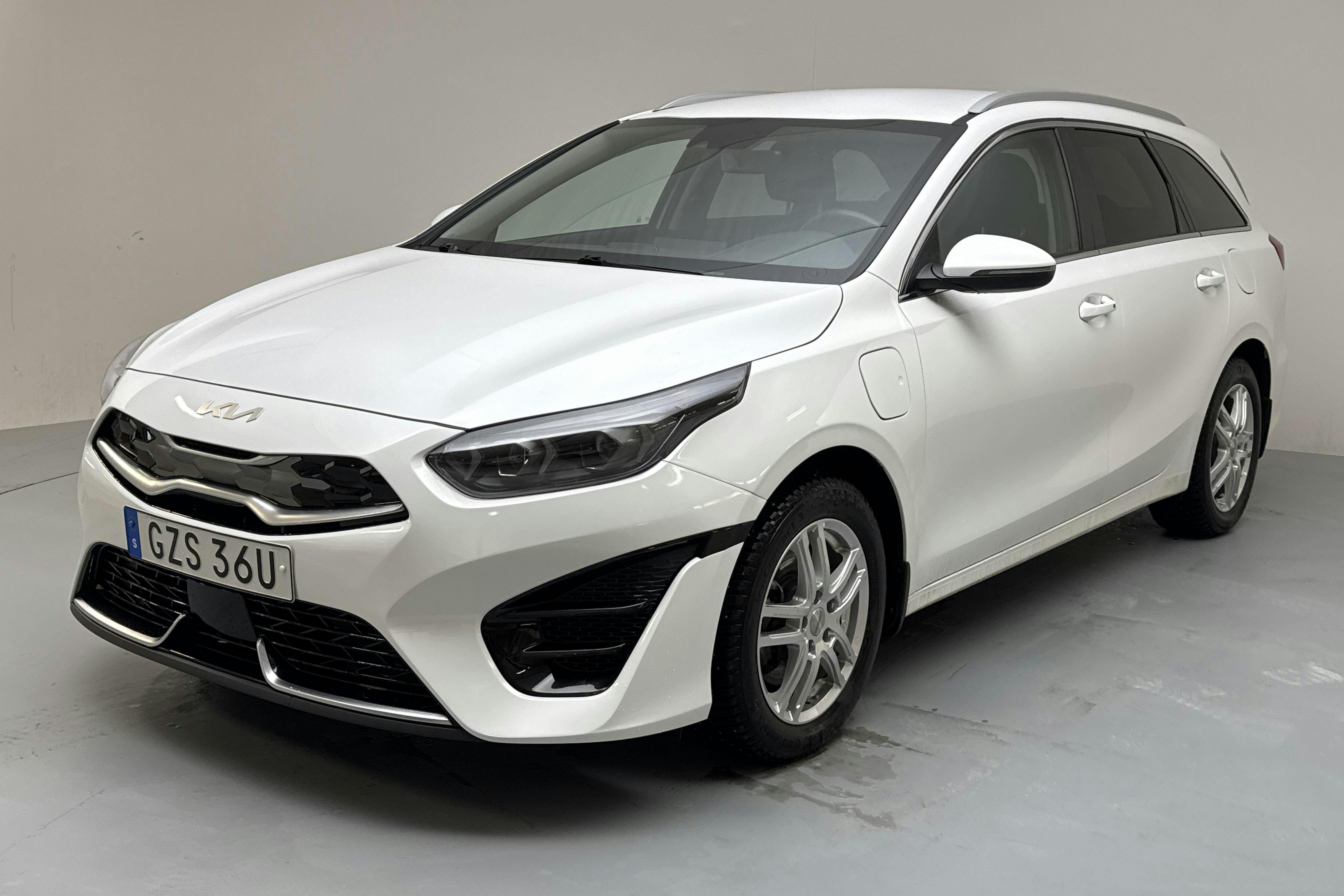 Presentation photo 1 of 15: KIA Ceed 1.6 Plug-in Hybrid SW (141hk) - 36 880 km - Automatic - white - 2023