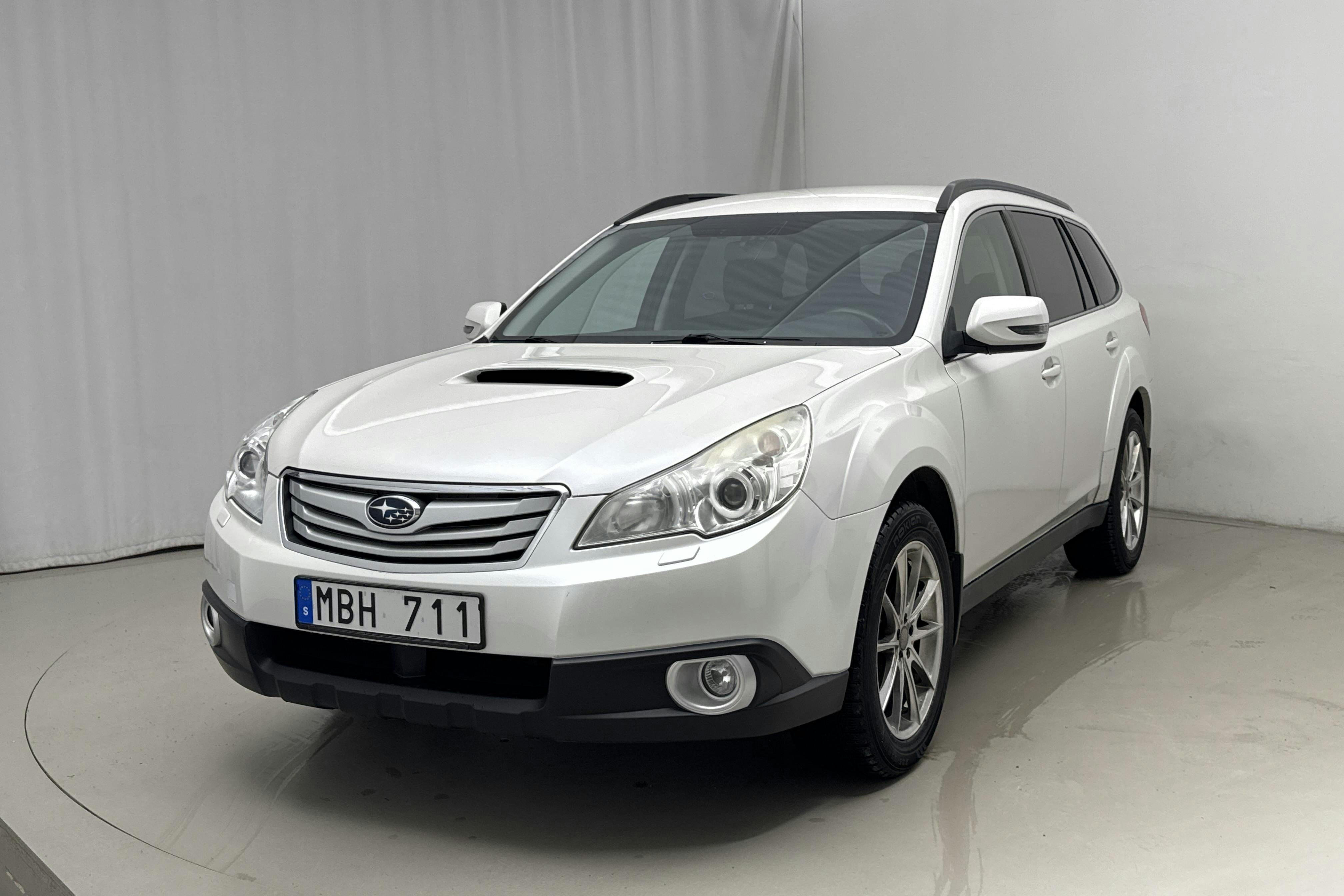 Presentation photo 1 of 12: Subaru Outback 2.0D (150hk) - 177 000 km - Manual - white - 2011