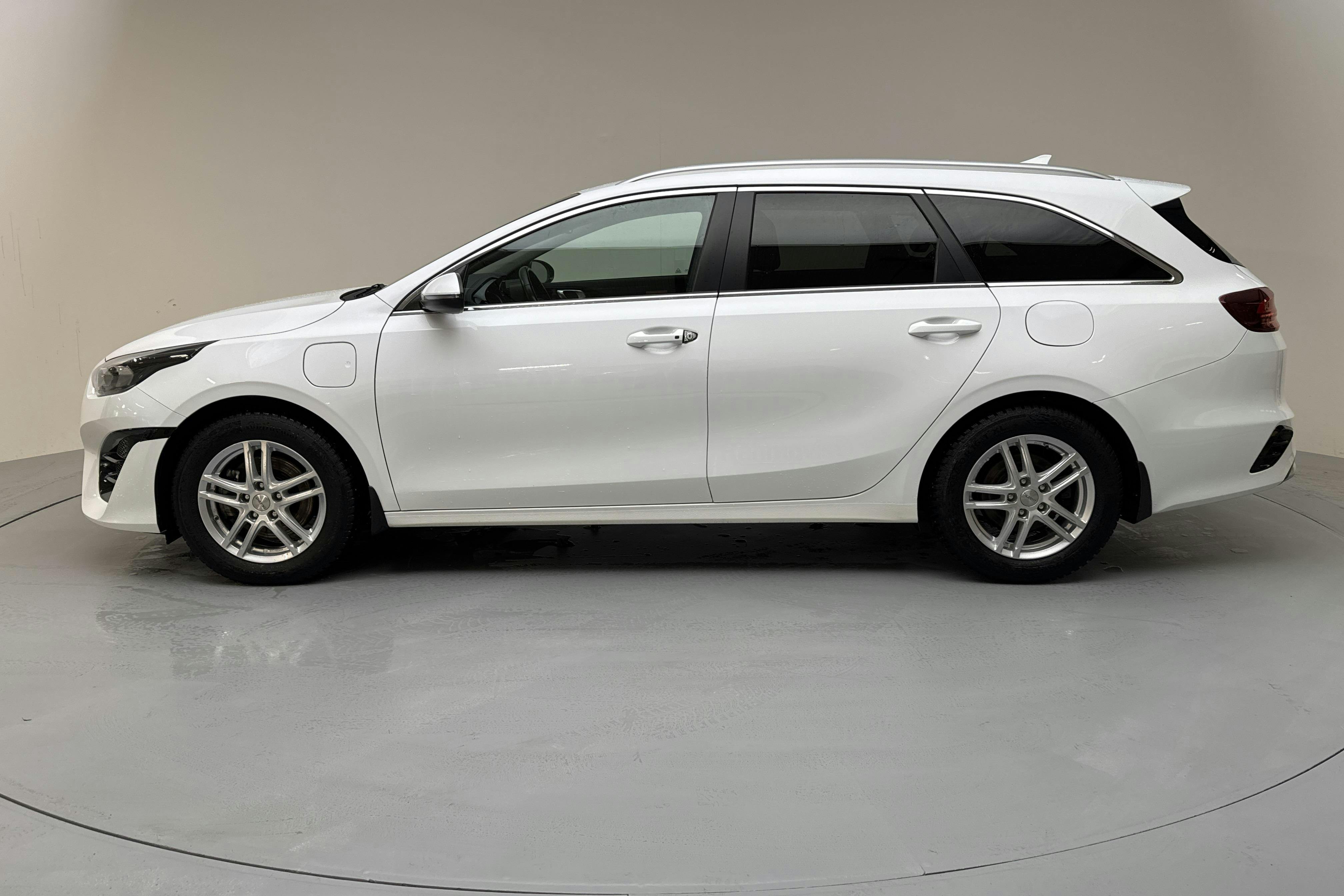 Presentation photo 2 of 14: KIA Ceed 1.6 Plug-in Hybrid SW (141hk) - 85 480 km - Automatic - white - 2022