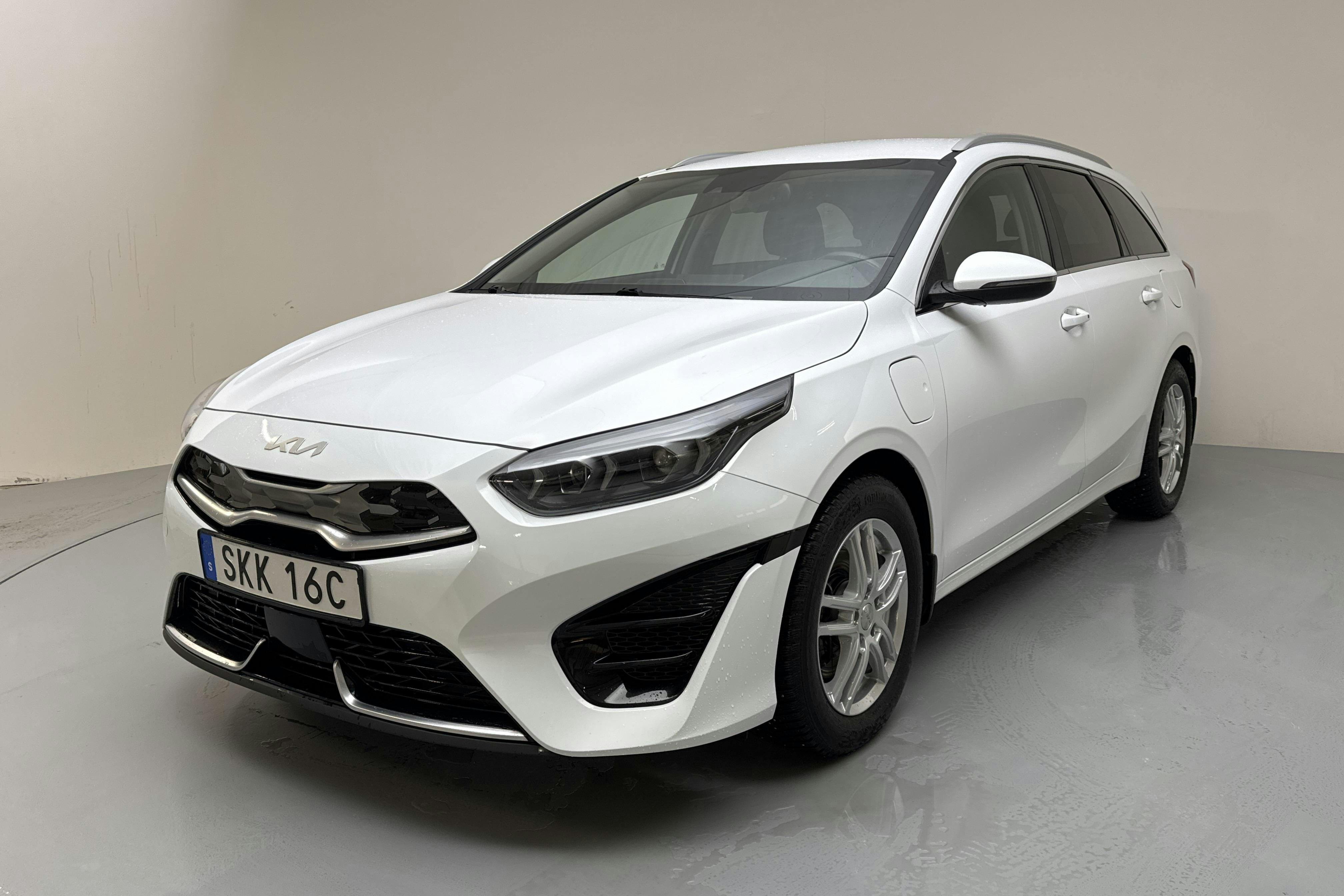 Presentation photo 1 of 14: KIA Ceed 1.6 Plug-in Hybrid SW (141hk) - 85 480 km - Automatic - white - 2022