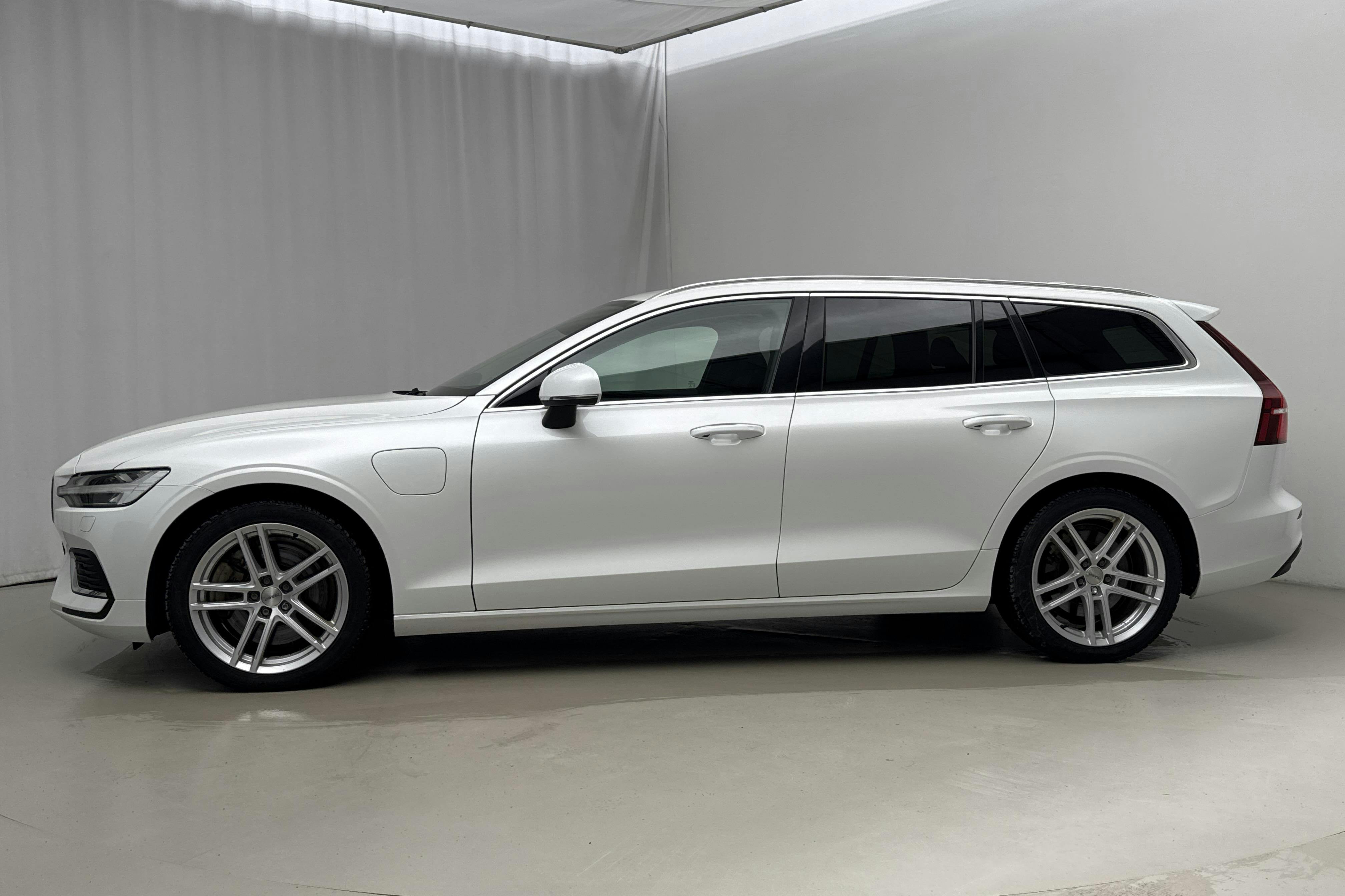 Presentationsfoto 2 av 22: Volvo V60 T6 AWD Recharge (350hk) - 7 340 mil - Automat - vit - 2023