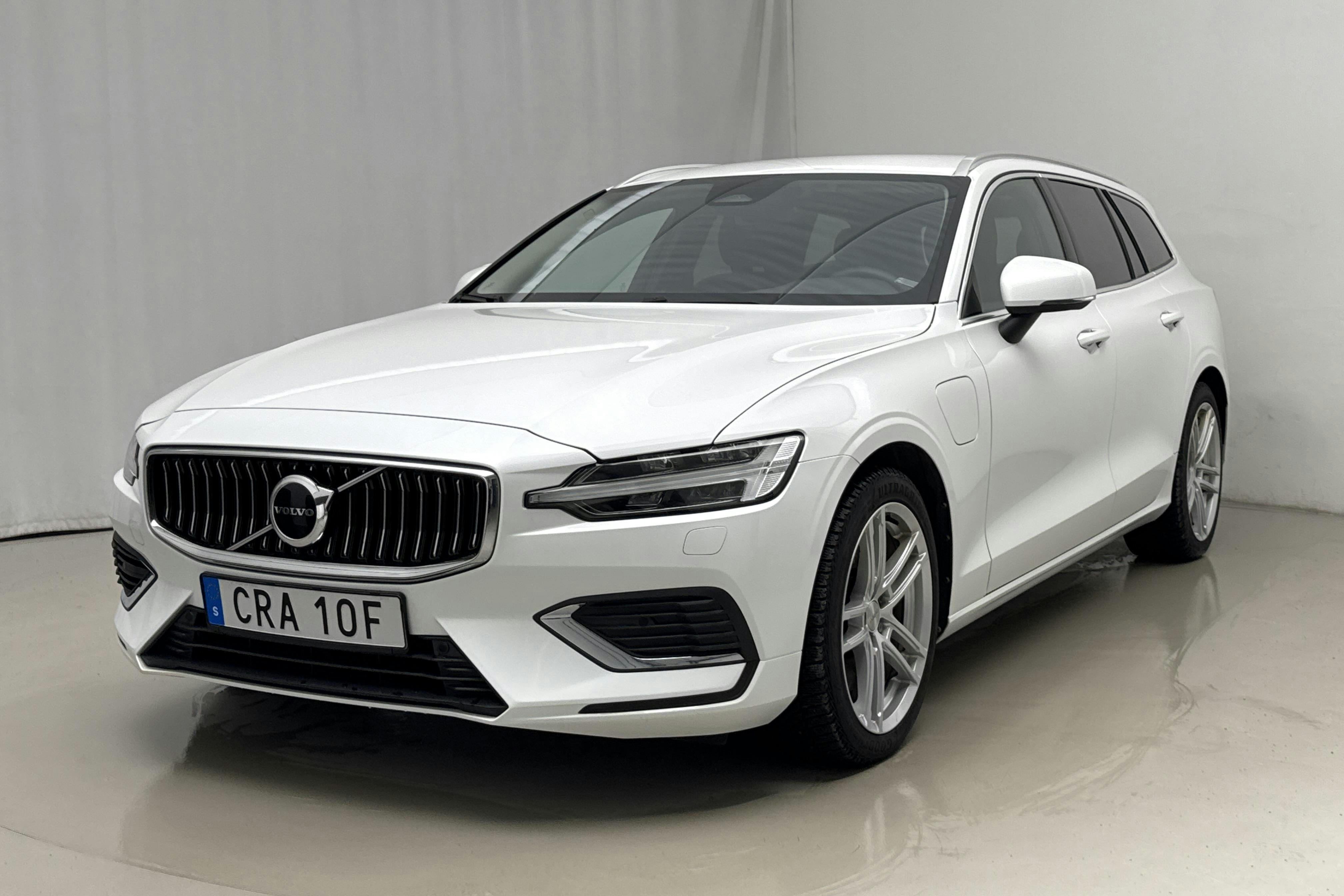 Presentationsfoto 1 av 22: Volvo V60 T6 AWD Recharge (350hk) - 7 340 mil - Automat - vit - 2023