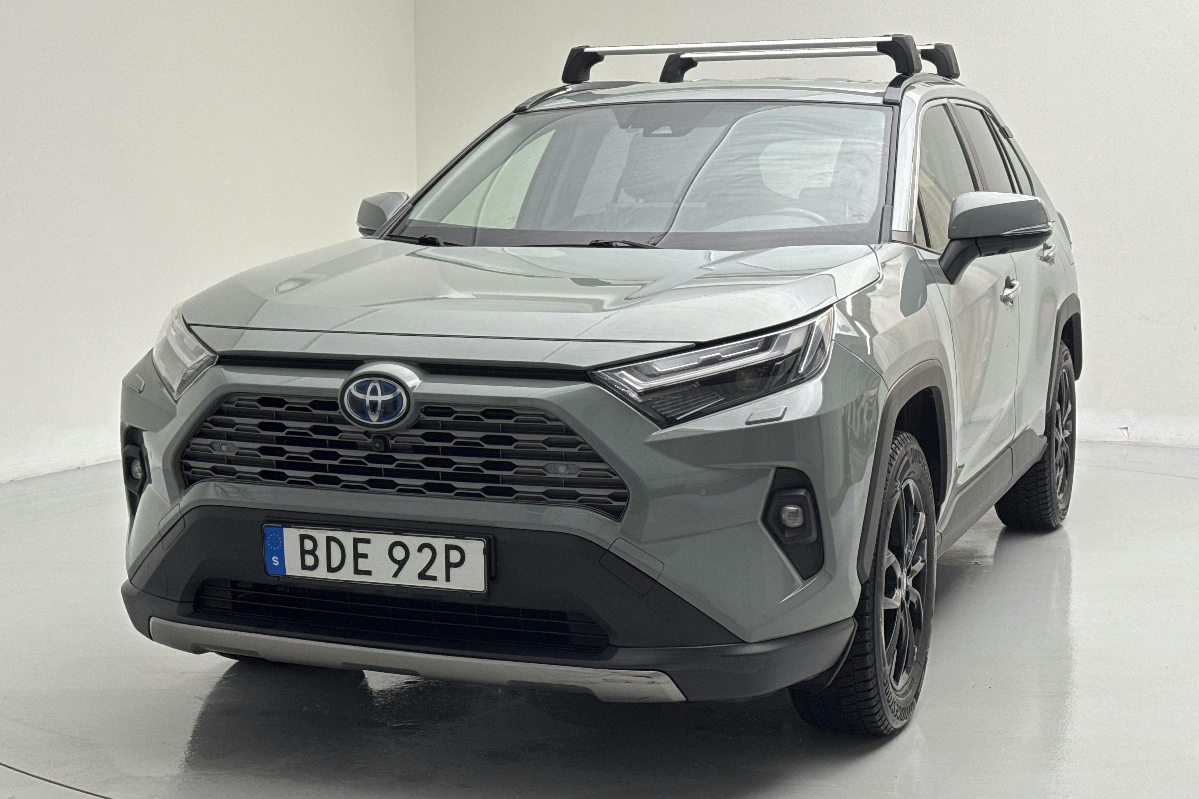 Presentationsfoto 1 av 14: Toyota RAV4 2.5 HSD AWD (222hk) - 13 059 mil - Automat - grön - 2023