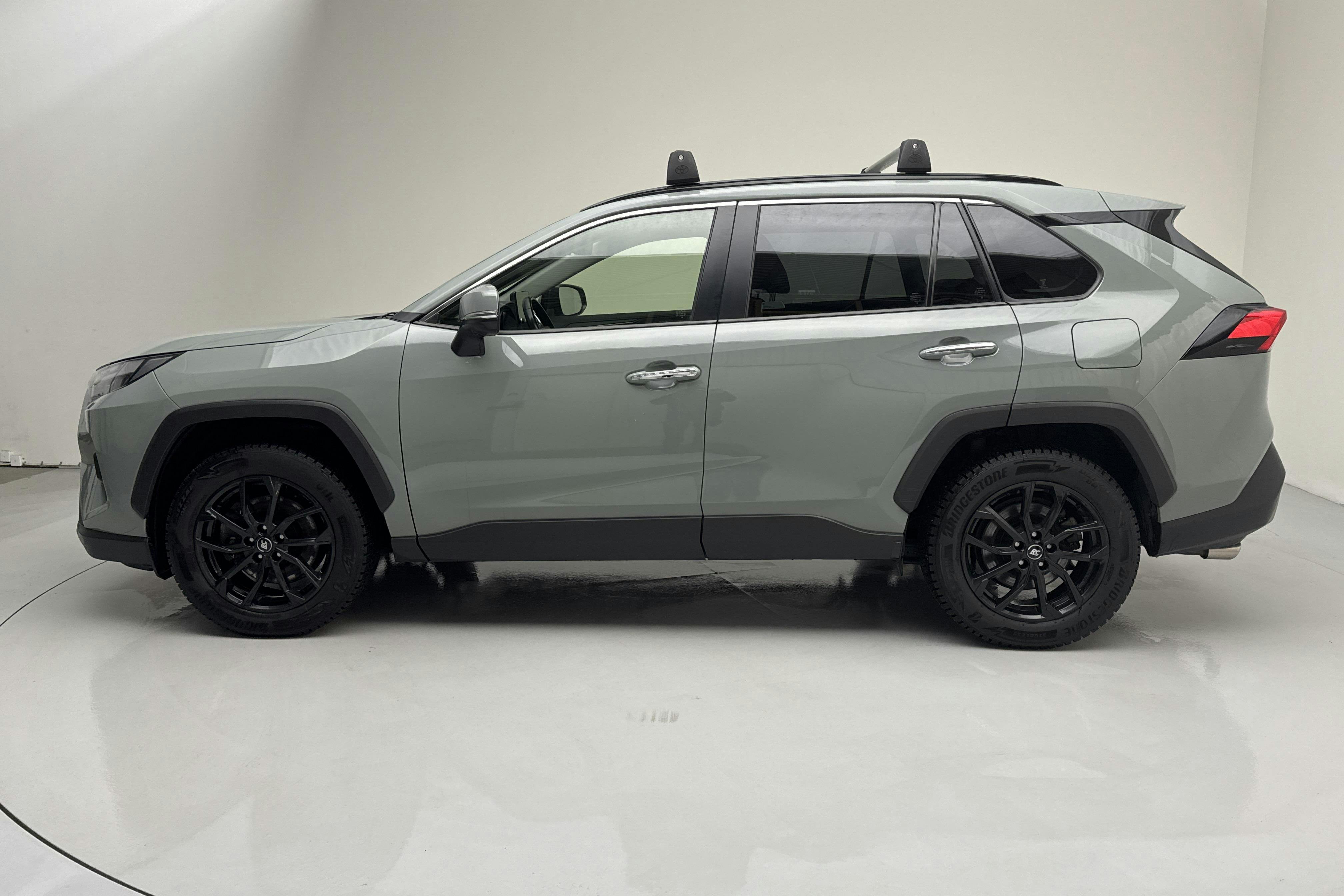 Presentationsfoto 2 av 14: Toyota RAV4 2.5 HSD AWD (222hk) - 13 059 mil - Automat - grön - 2023
