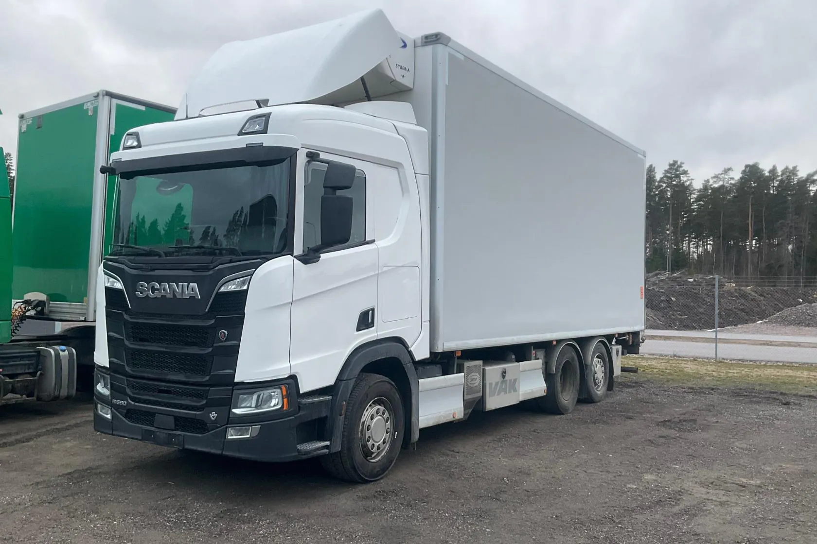 Presentationsfoto 1 av 40: SCANIA R580B 6X2*4 NB - 808 701 km - Automat - vit - 2019