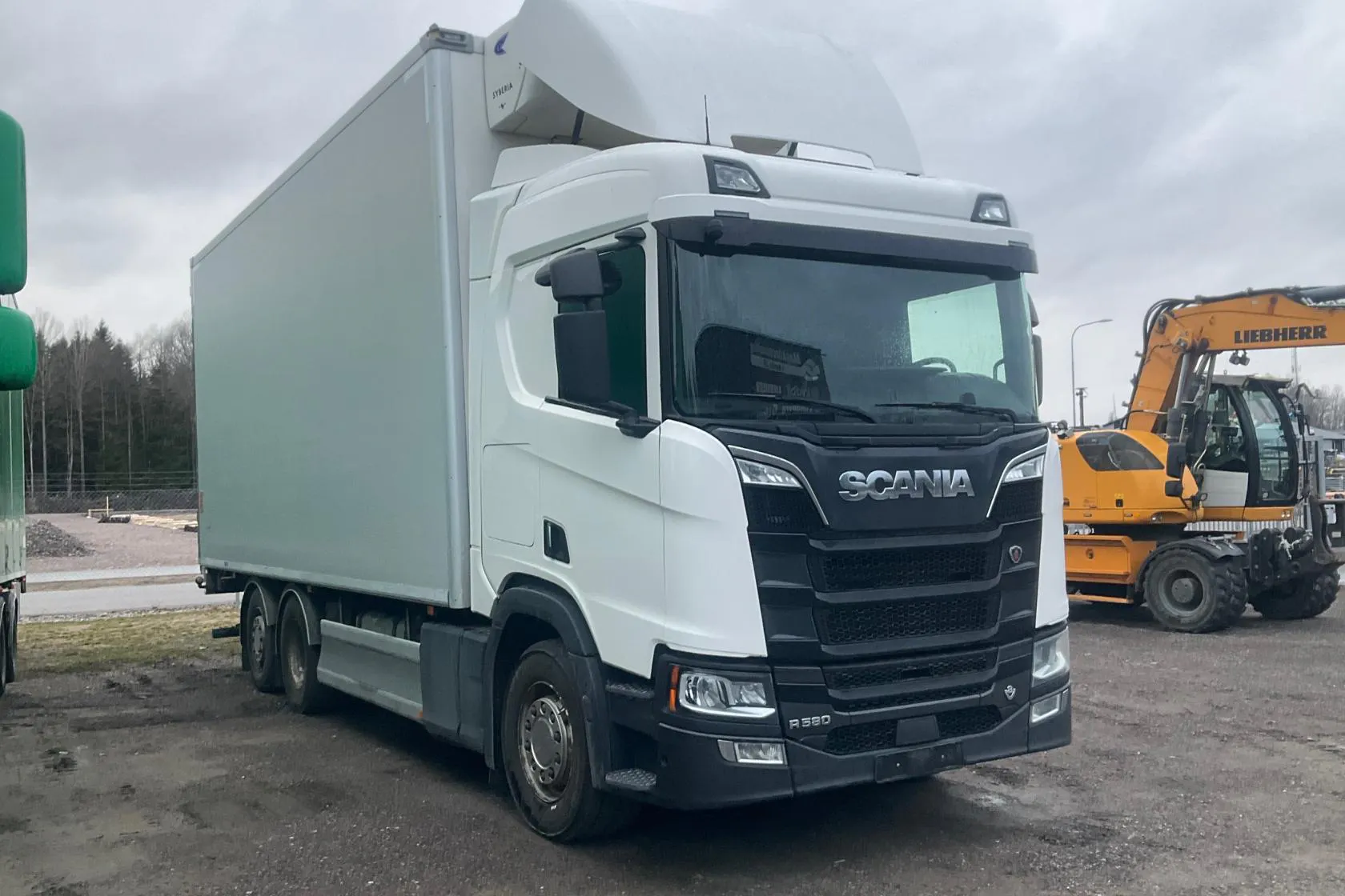 Presentationsfoto 2 av 40: SCANIA R580B 6X2*4 NB - 808 701 km - Automat - vit - 2019