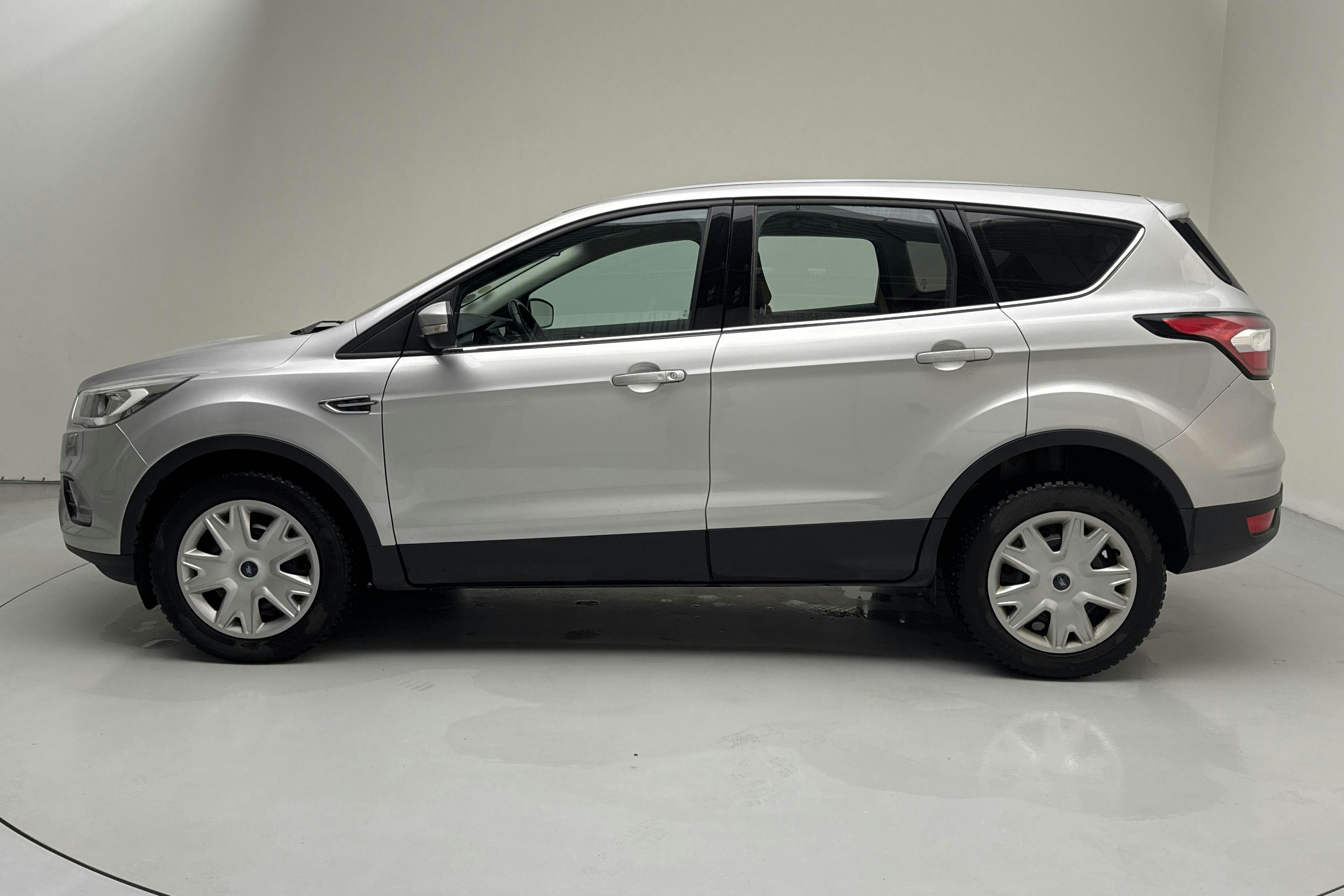 Presentationsfoto 2 av 13: Ford Kuga 1.5 TDCi 2WD (120hk) - 11 697 mil - Automat - grå - 2017