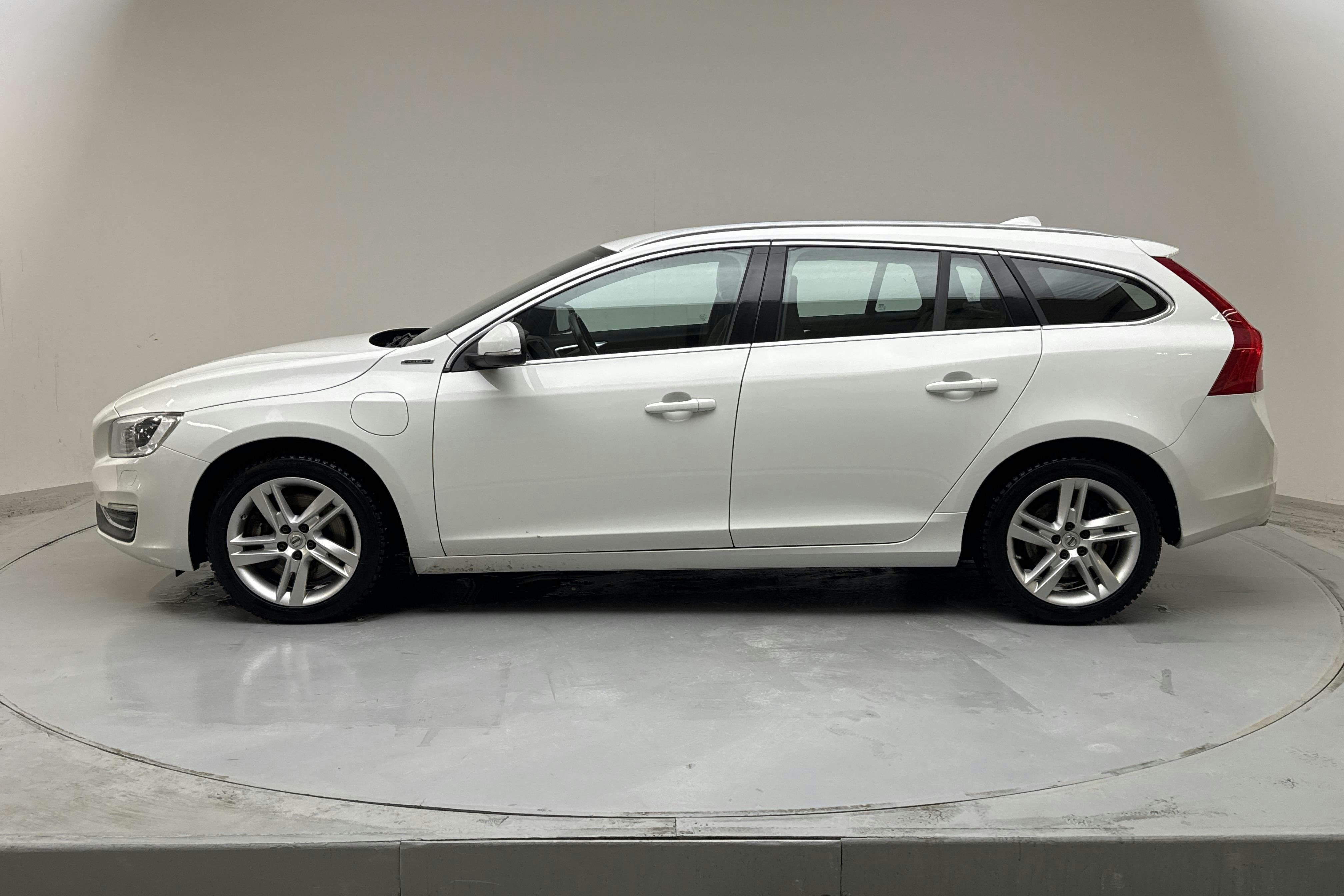Presentation photo 2 of 16: Volvo V60 D5 AWD Twin Engine (163hk) - 179 590 km - Automatic - white - 2018