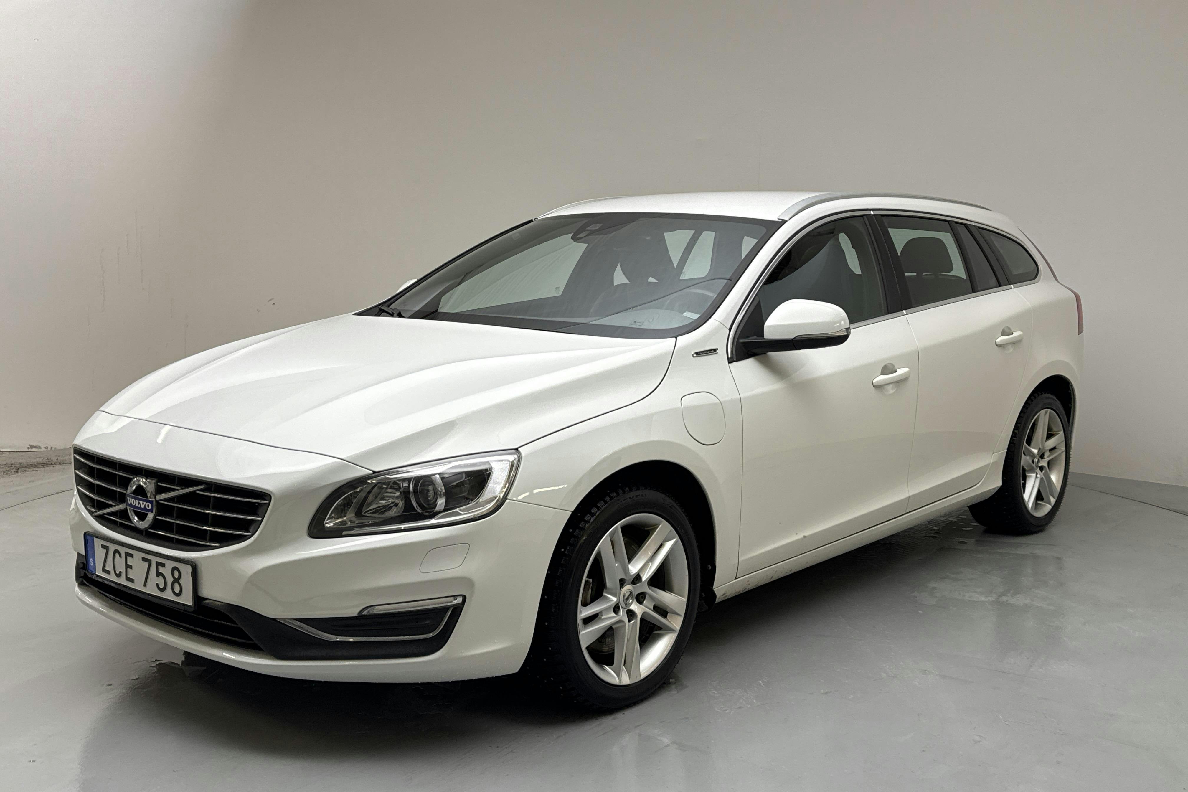 Presentation photo 1 of 16: Volvo V60 D5 AWD Twin Engine (163hk) - 179 590 km - Automatic - white - 2018