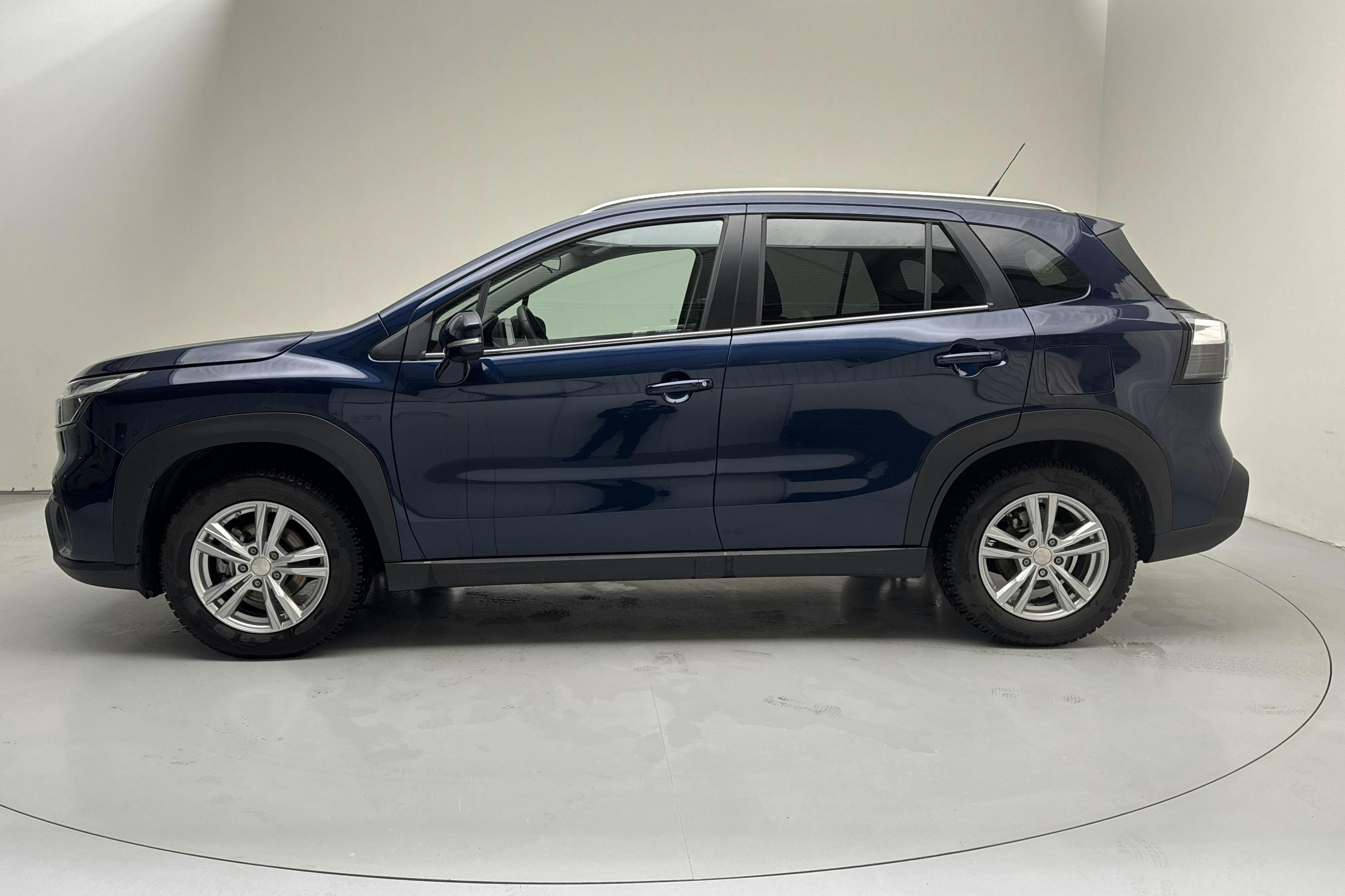 Presentationsfoto 2 av 13: Suzuki S-Cross 1.5 HEV 4x4 (115hk) - 1 275 mil - Automat - blå - 2025