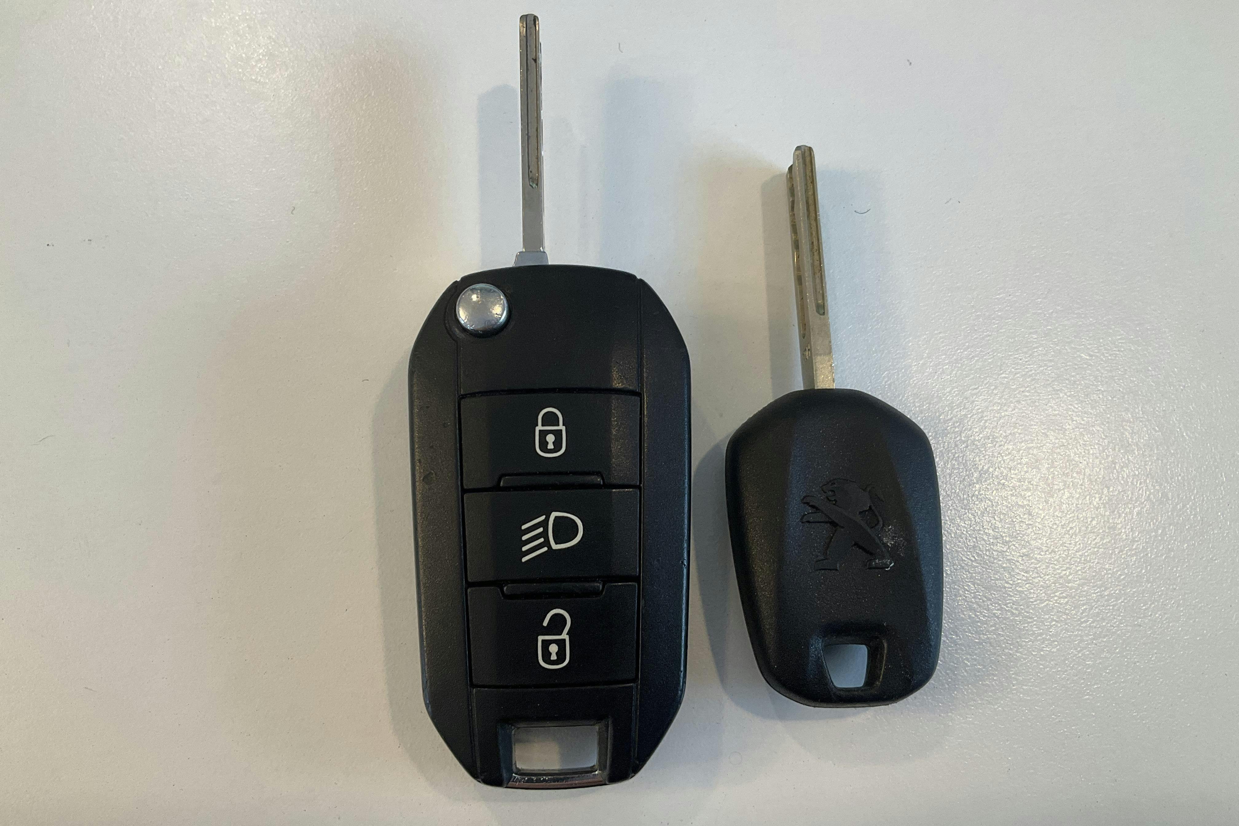 Presentationsfoto 12 av 12: Peugeot 2008 1.2 VTi (82hk) - 11 719 mil - Manuell - vit - 2016