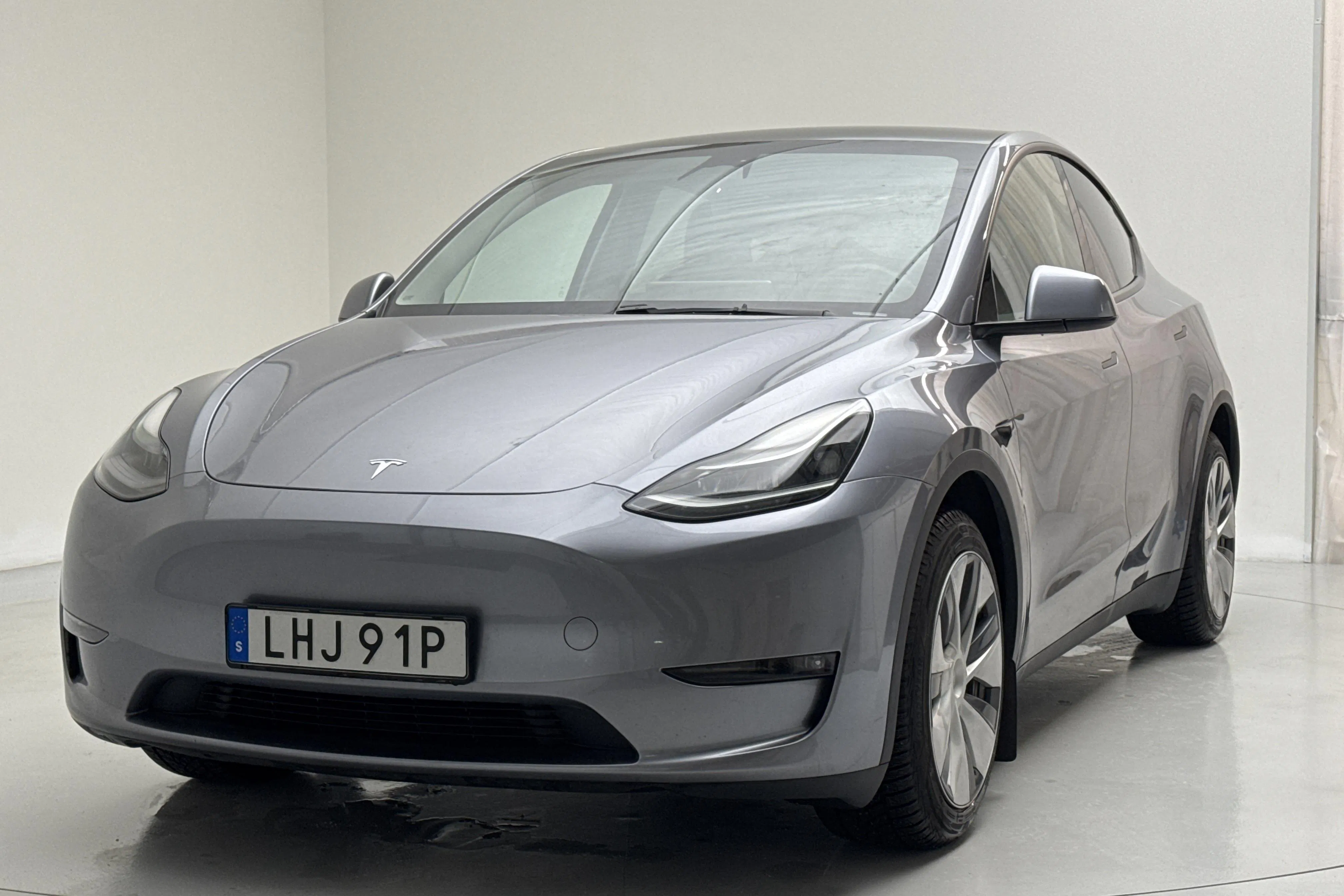 Presentation photo 1 of 18: Tesla Model Y Long Range Dual Motor AWD - 44 630 km - Automatic - gray - 2024