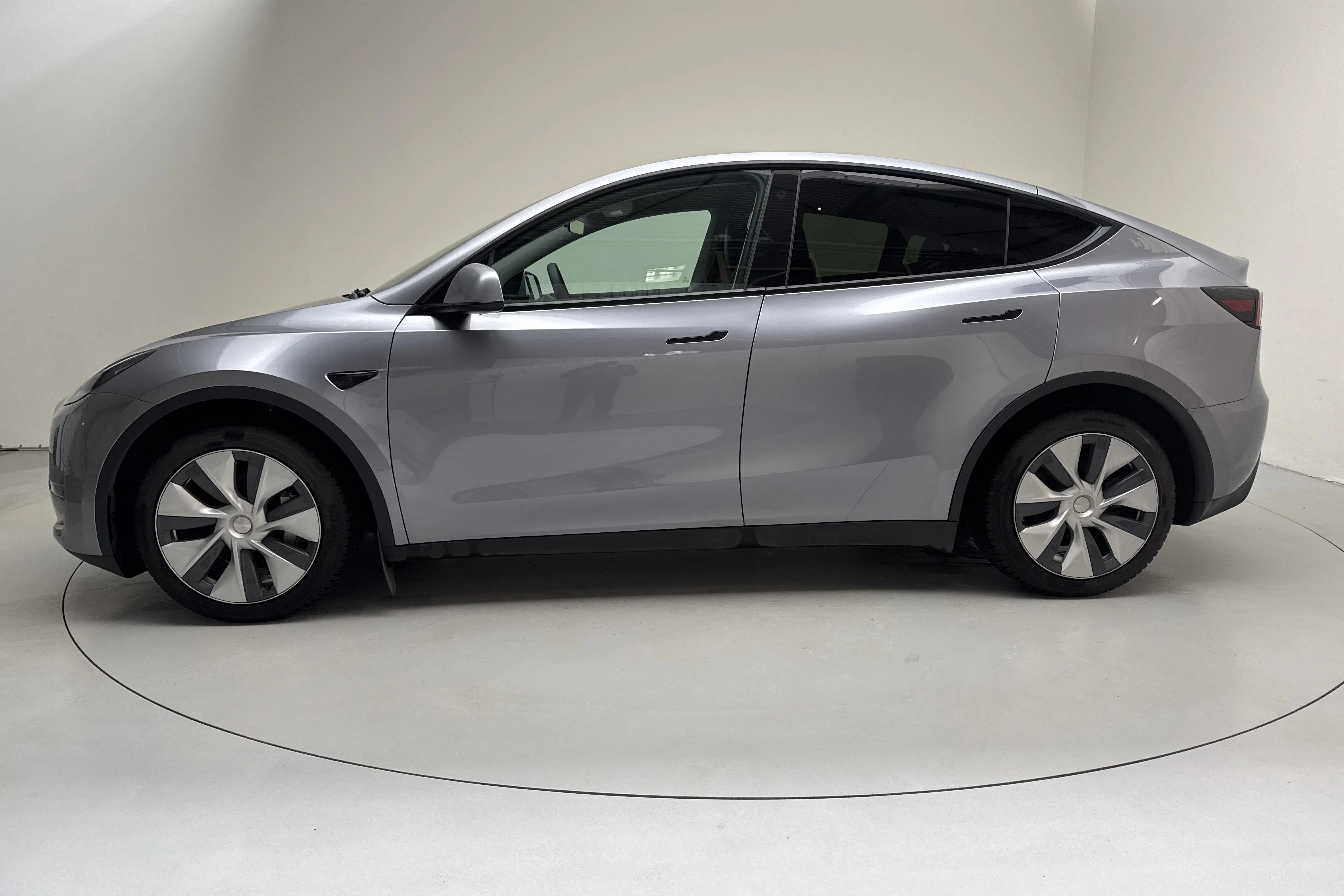 Presentation photo 2 of 18: Tesla Model Y Long Range Dual Motor AWD - 44 630 km - Automatic - gray - 2024
