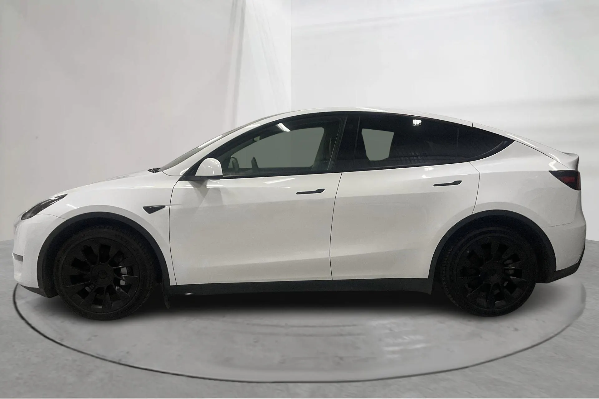 Presentationsfoto 2 av 23: Tesla Model Y Long Range Dual Motor AWD - 8 169 mil - Automat - vit - 2024