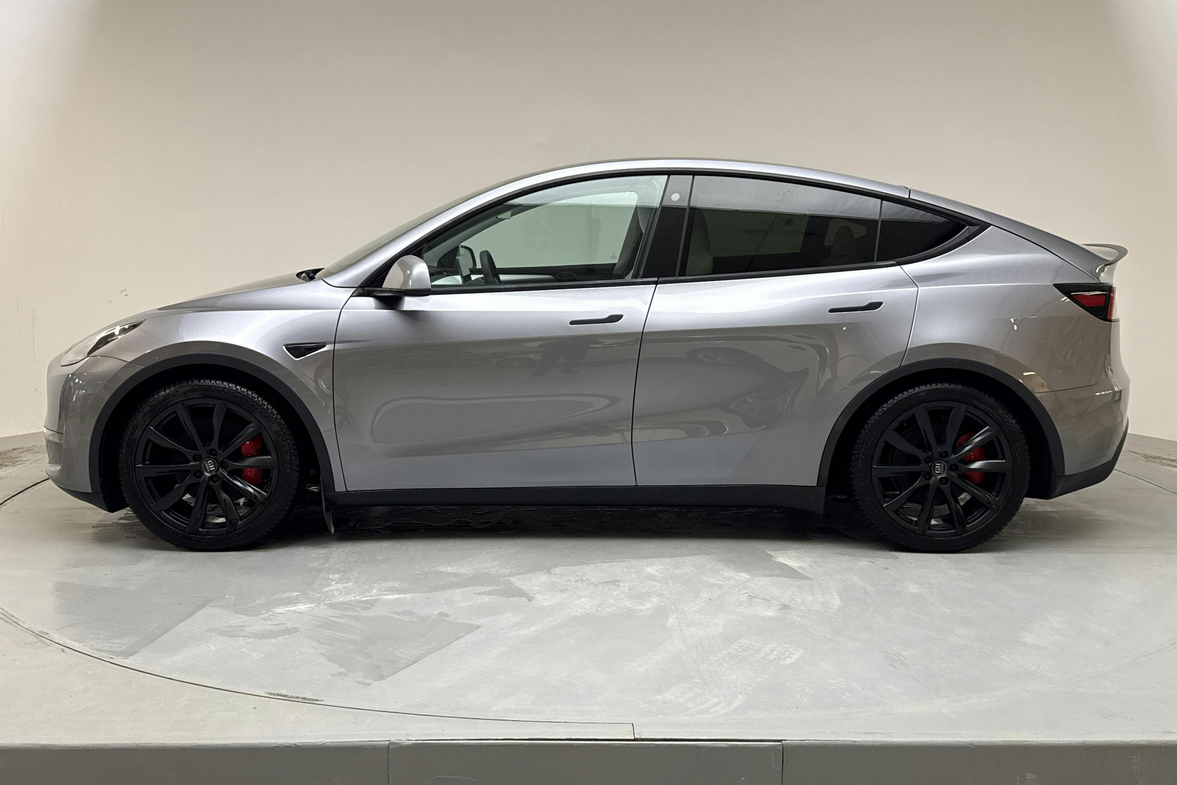 Presentationsfoto 2 av 18: Tesla Model Y Performance Dual Motor AWD - 7 378 mil - Automat - grå - 2024