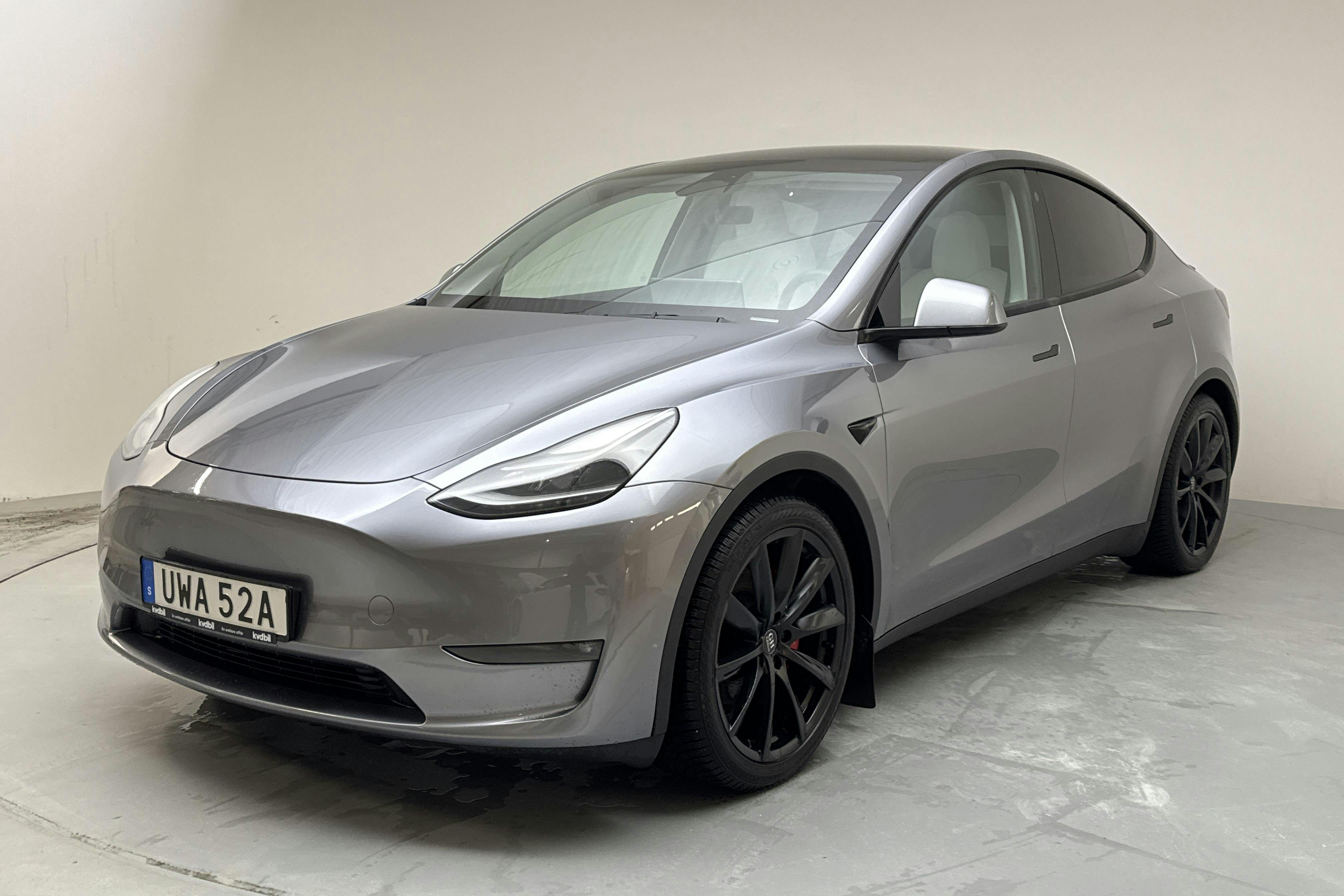 Presentationsfoto 1 av 18: Tesla Model Y Performance Dual Motor AWD - 7 378 mil - Automat - grå - 2024