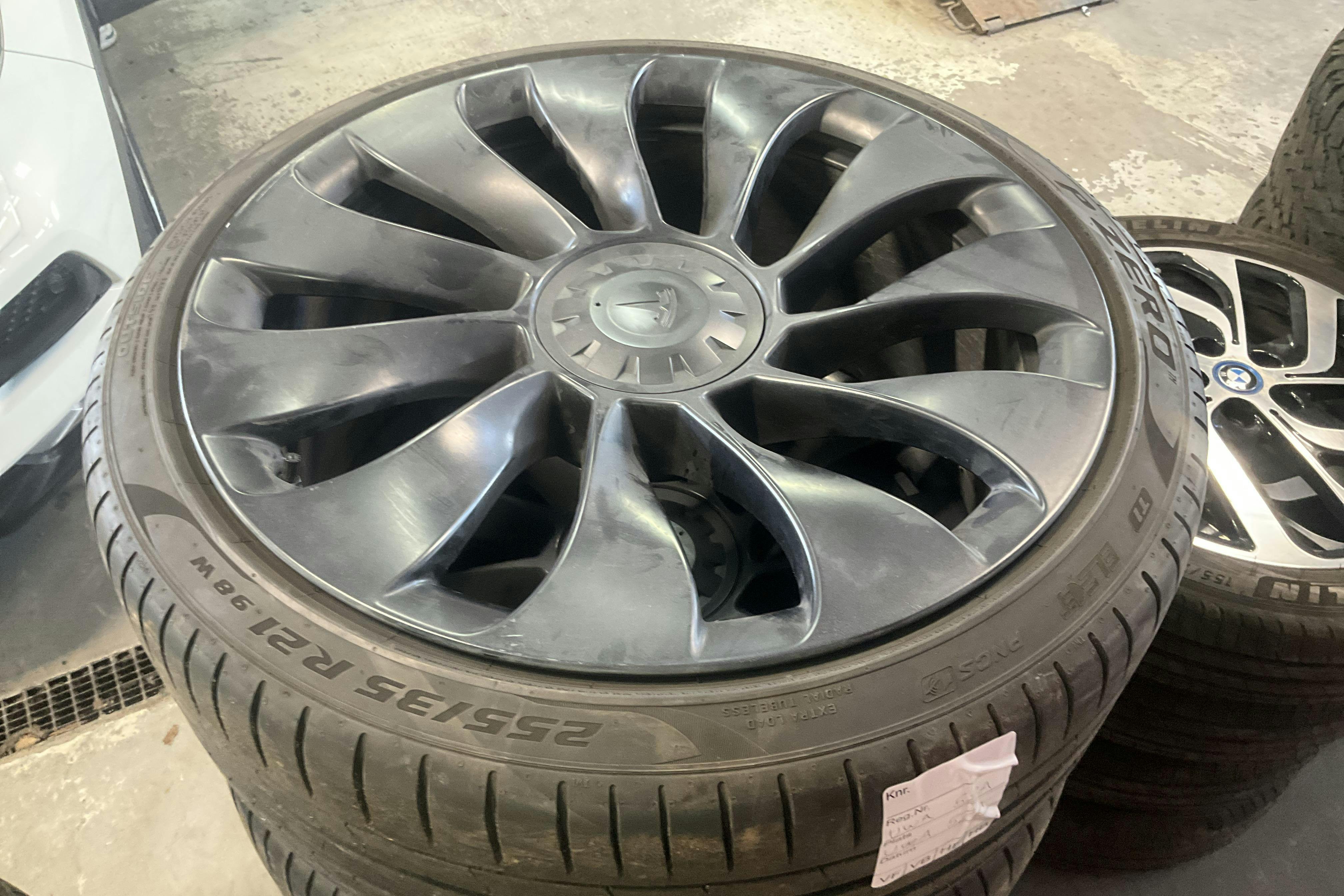 Presentationsfoto 18 av 18: Tesla Model Y Performance Dual Motor AWD - 7 378 mil - Automat - grå - 2024