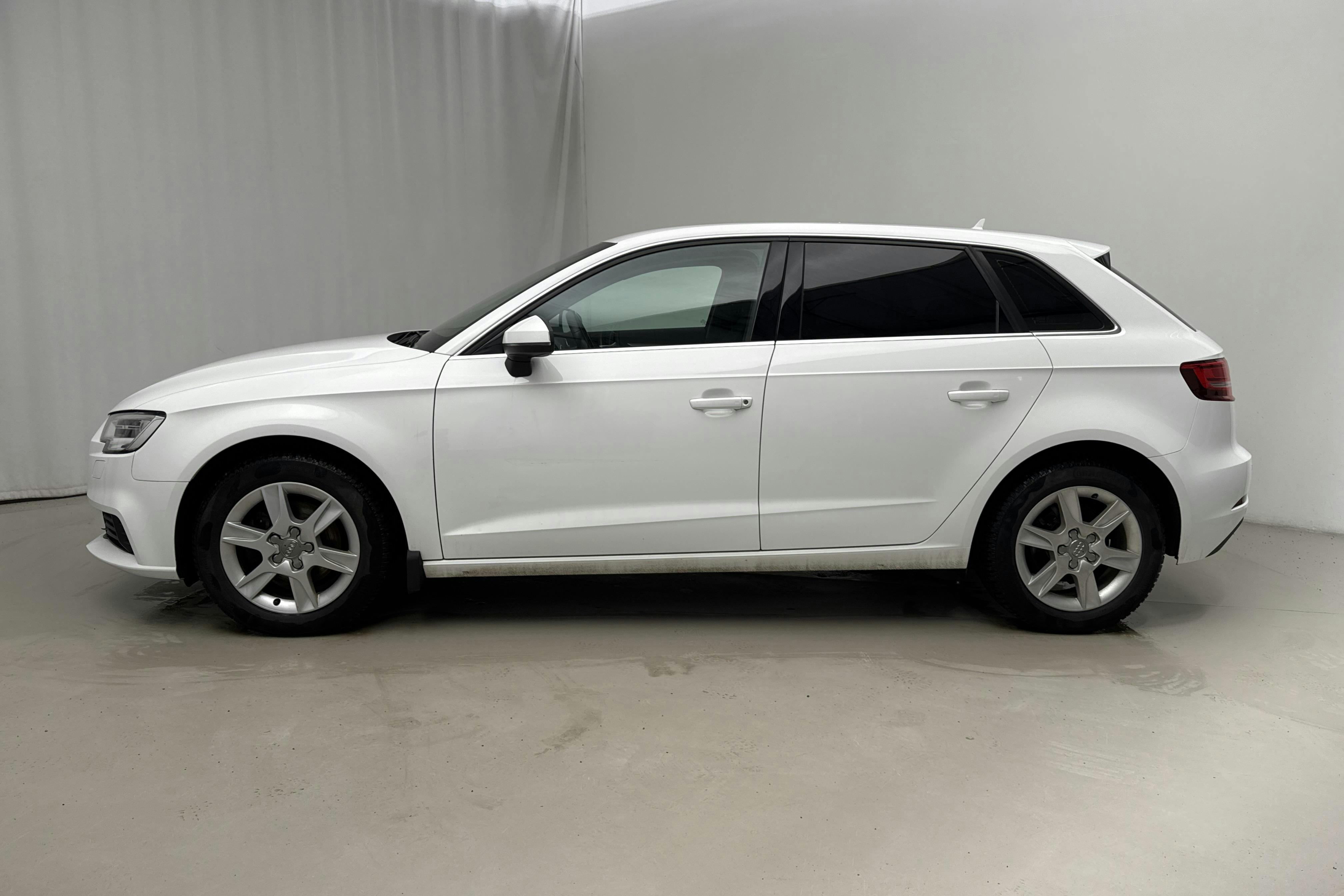 Presentation photo 2 of 17: Audi A3 1.0 TFSI Sportback (116hk) - 71 760 km - Manual - white - 2017