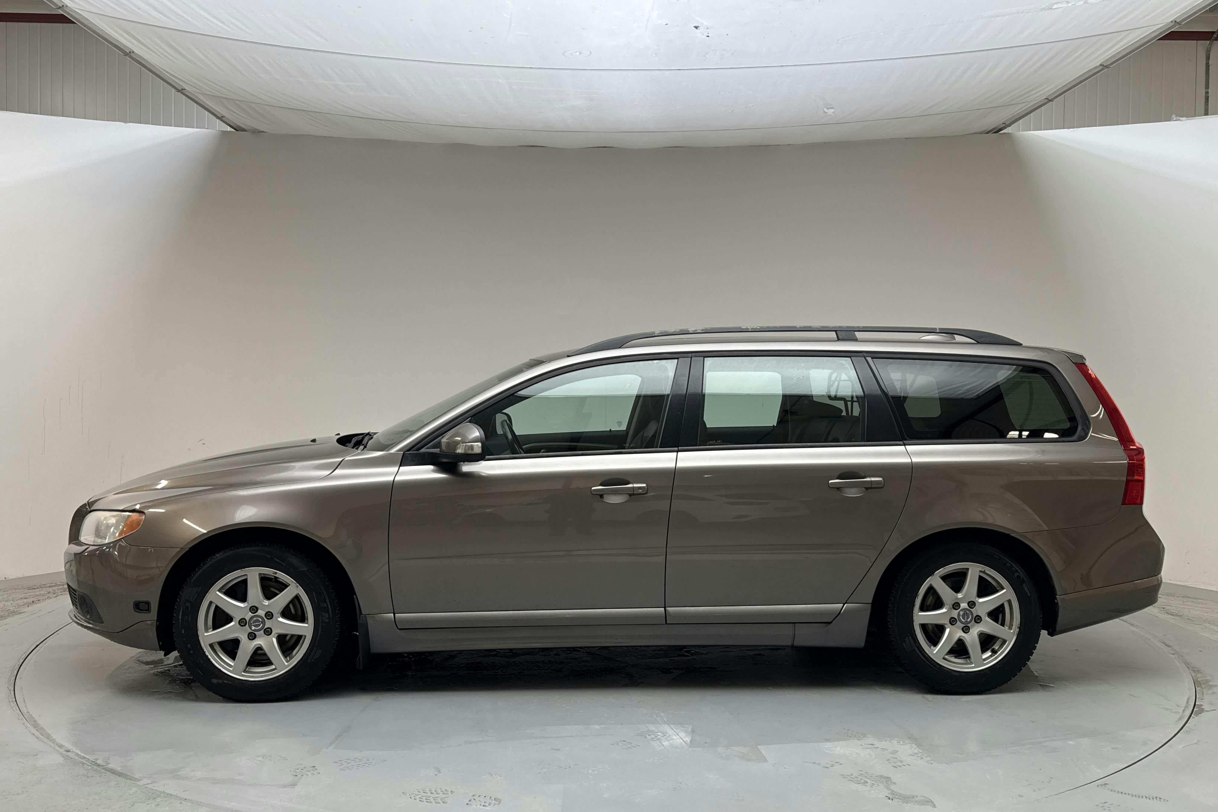 Presentation photo 2 of 12: Volvo V70 II 2.5FT (200hk) - 210 740 km - Manual - gray - 2009