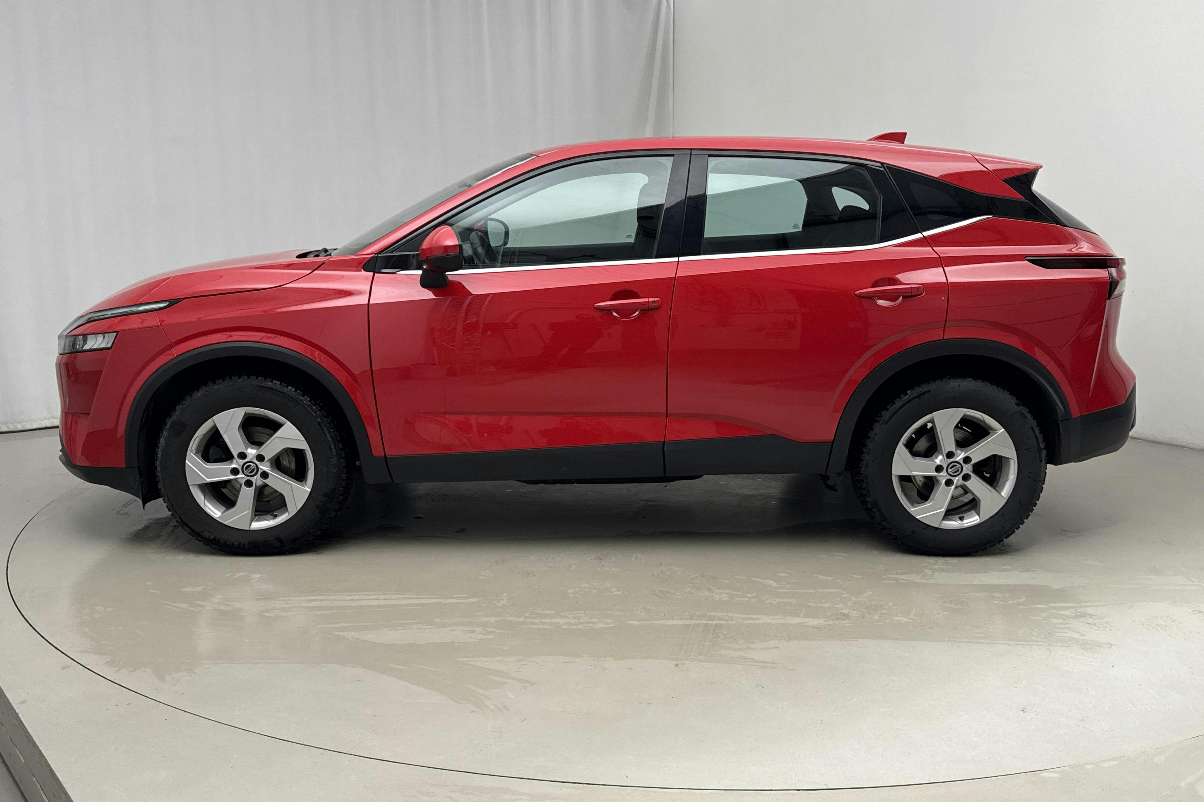 Presentationsfoto 2 av 15: Nissan Qashqai 1.3 MHEV (140hk) - 4 070 mil - Manuell - röd - 2023