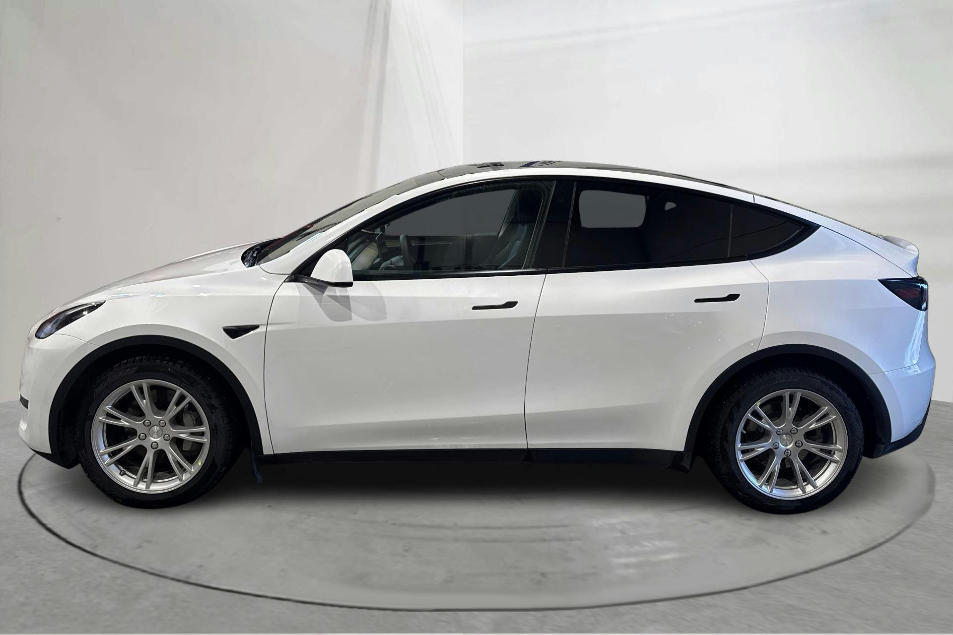 Presentationsfoto 2 av 20: Tesla Model Y RWD - 7 882 mil - Automat - vit - 2023