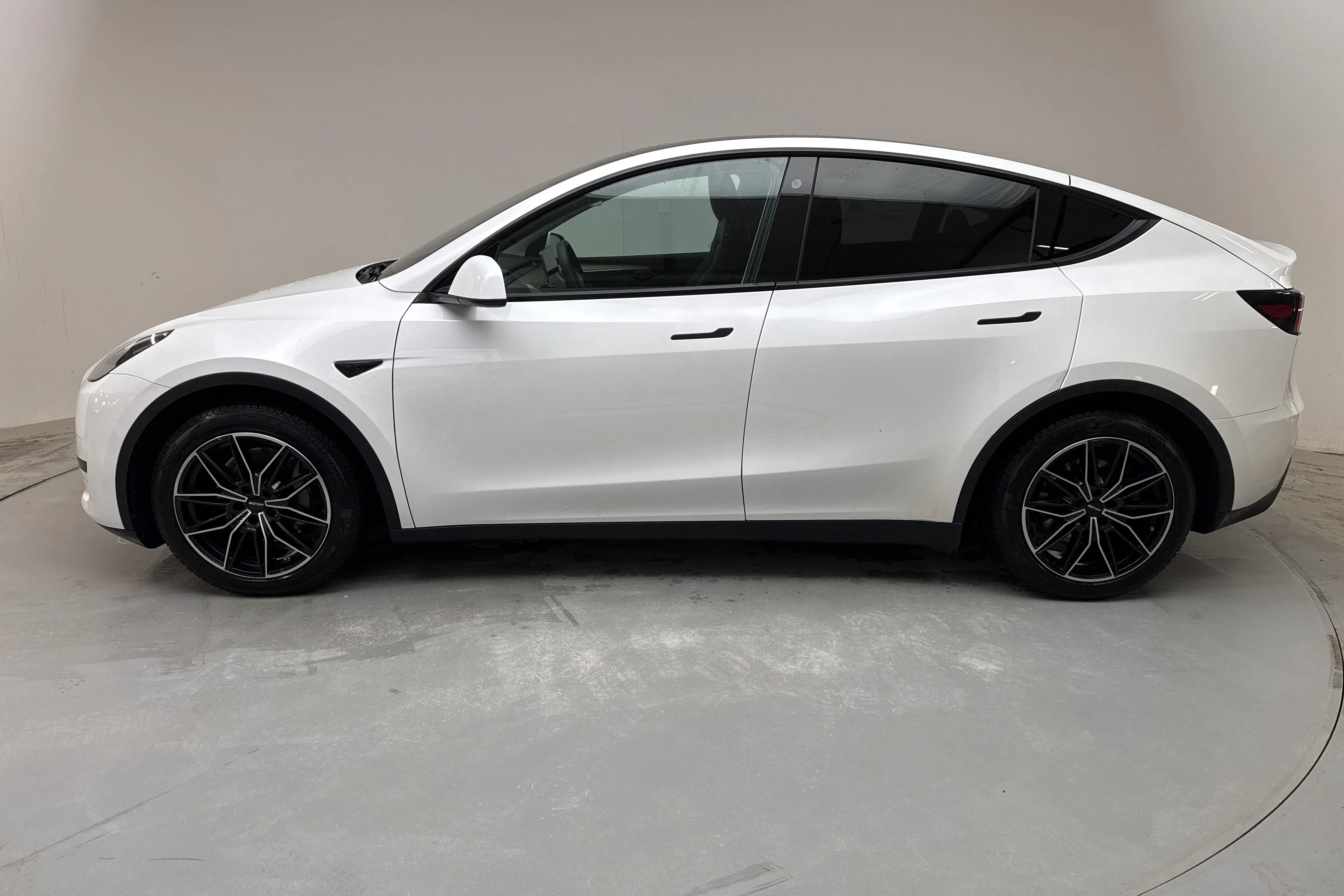 Presentationsfoto 2 av 20: Tesla Model Y RWD - 10 563 mil - Automat - vit - 2023