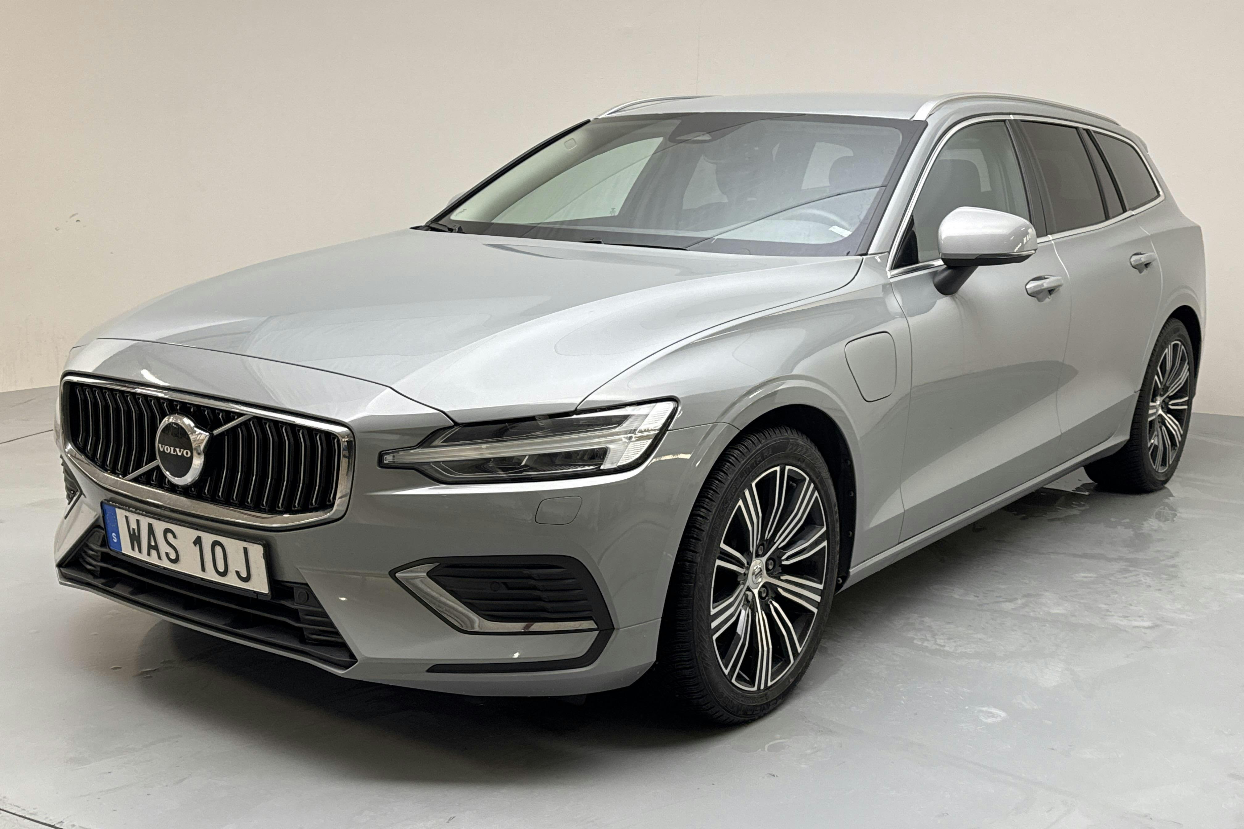 Presentation photo 1 of 16: Volvo V60 T6 AWD Recharge (350hk) - 120 730 km - Automatic - gray - 2024