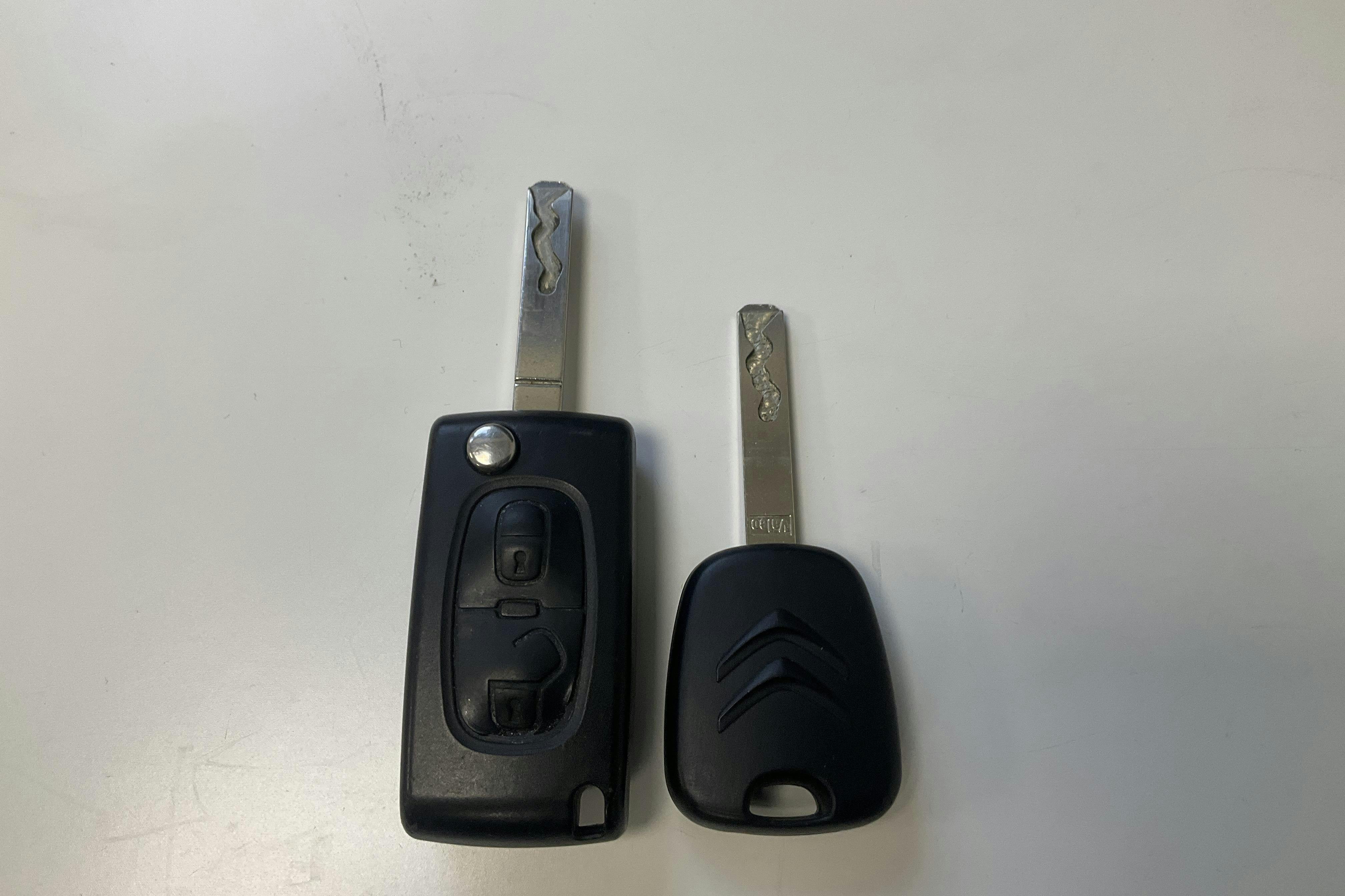 Presentation photo 13 of 13: Citroën C3 1.4 VTi  (95hk) - 79 850 km - Manual - silver - 2010