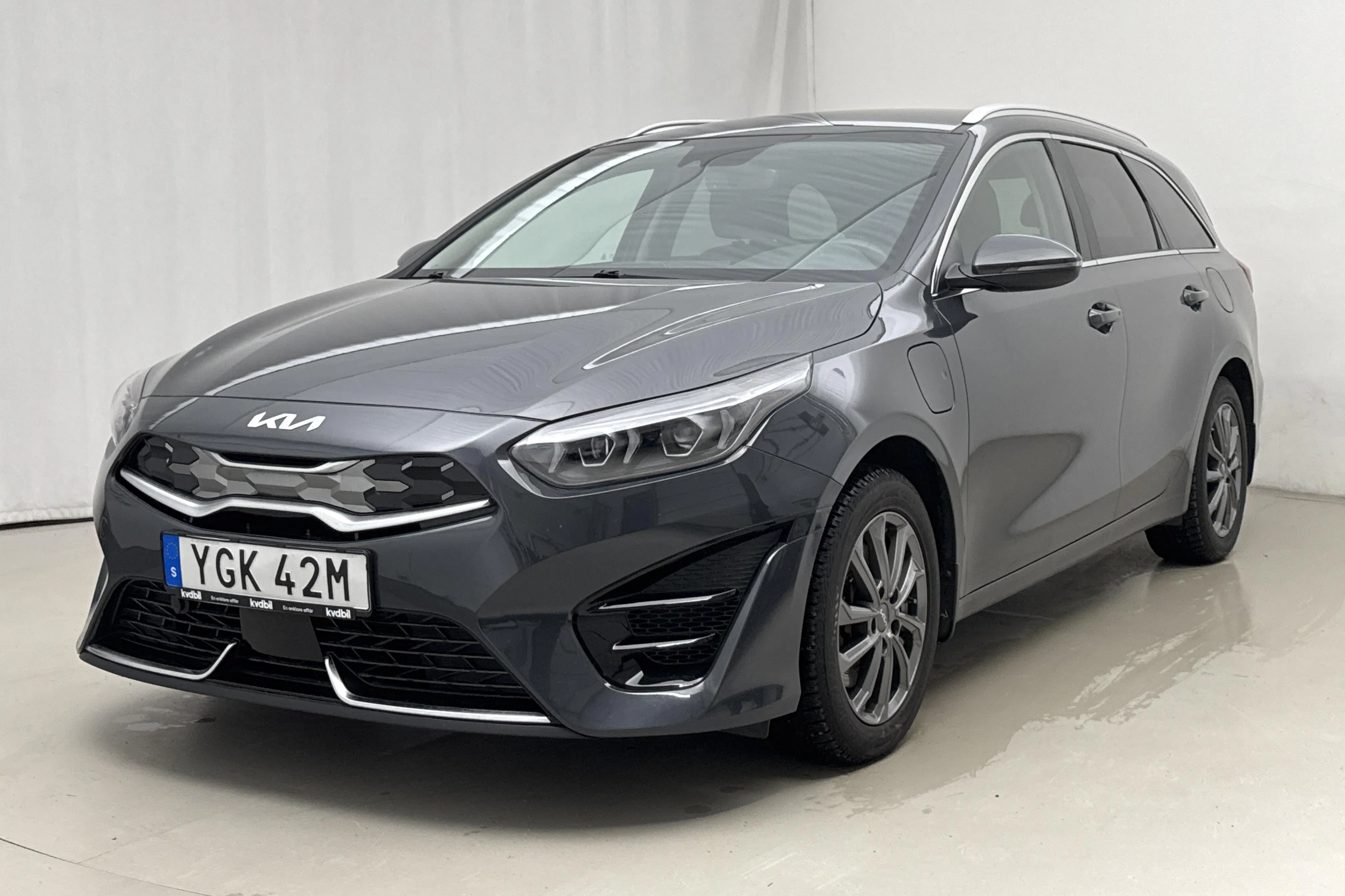 Presentationsfoto 1 av 23: KIA Ceed 1.6 Plug-in Hybrid SW (141hk) - 7 002 mil - Automat - grå - 2023